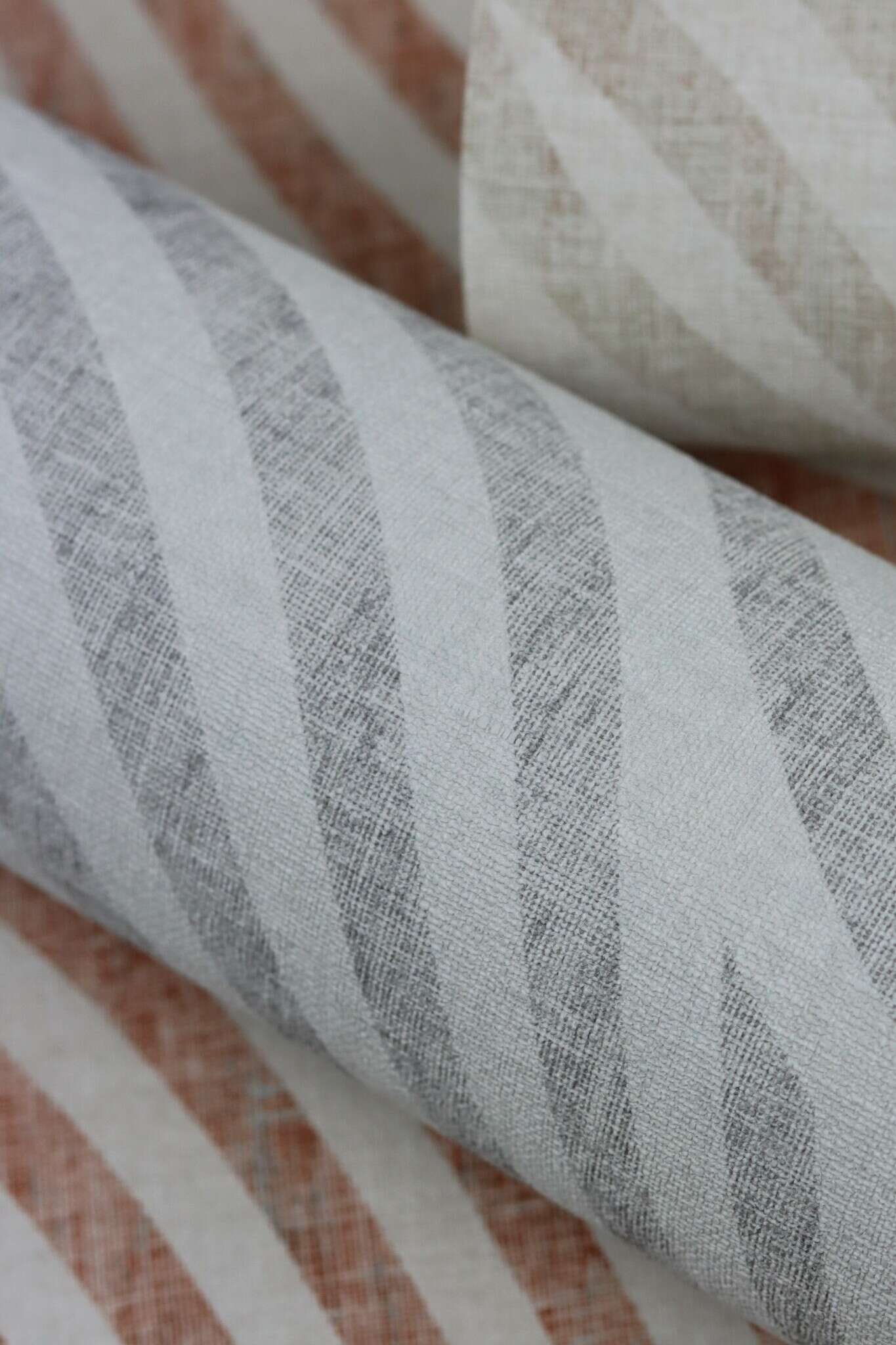 10-704549 Detailaufnahmen 16 Non-woven wallpaper in light red-terra Selection 704549