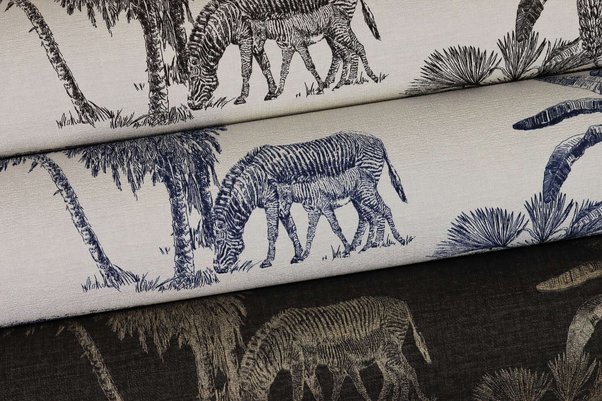10-555035 Detailaufnahmen 5 Detailbild von Safari-Tapete mit skizzierten Zebras, Giraffen, Löwen und Elefanten