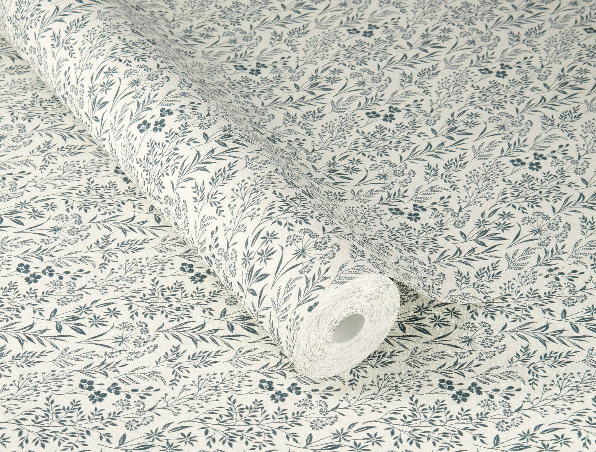 10-709360 Detailaufnahmen 1 Non-woven wallpaper in blue-light cream Farmhouse 709360