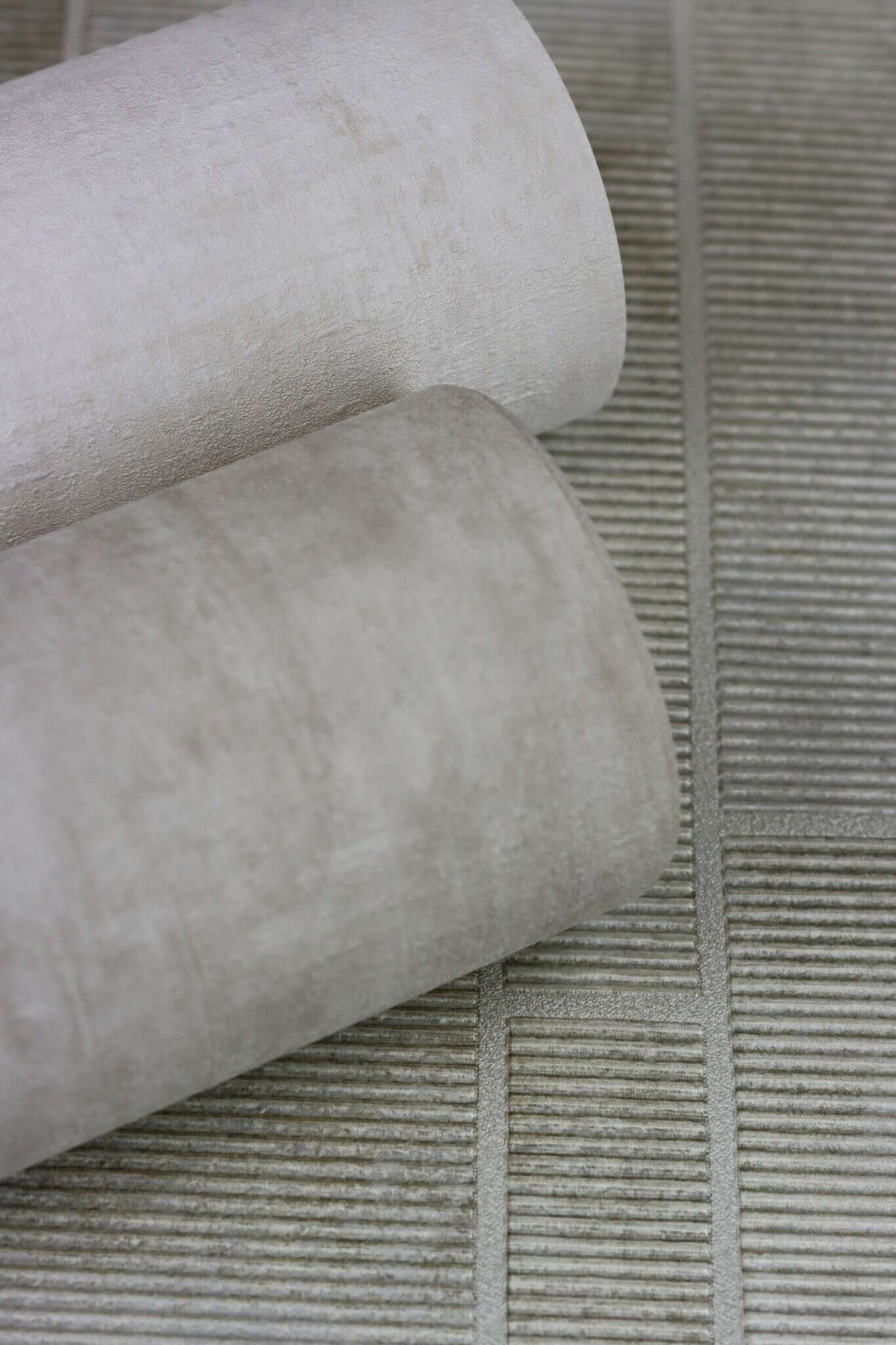 10-429220 Detailaufnahmen 19 Detailbild von Vliestapete mit matter, leicht strukturierter Oberfläche in cremefarbenem Ton.