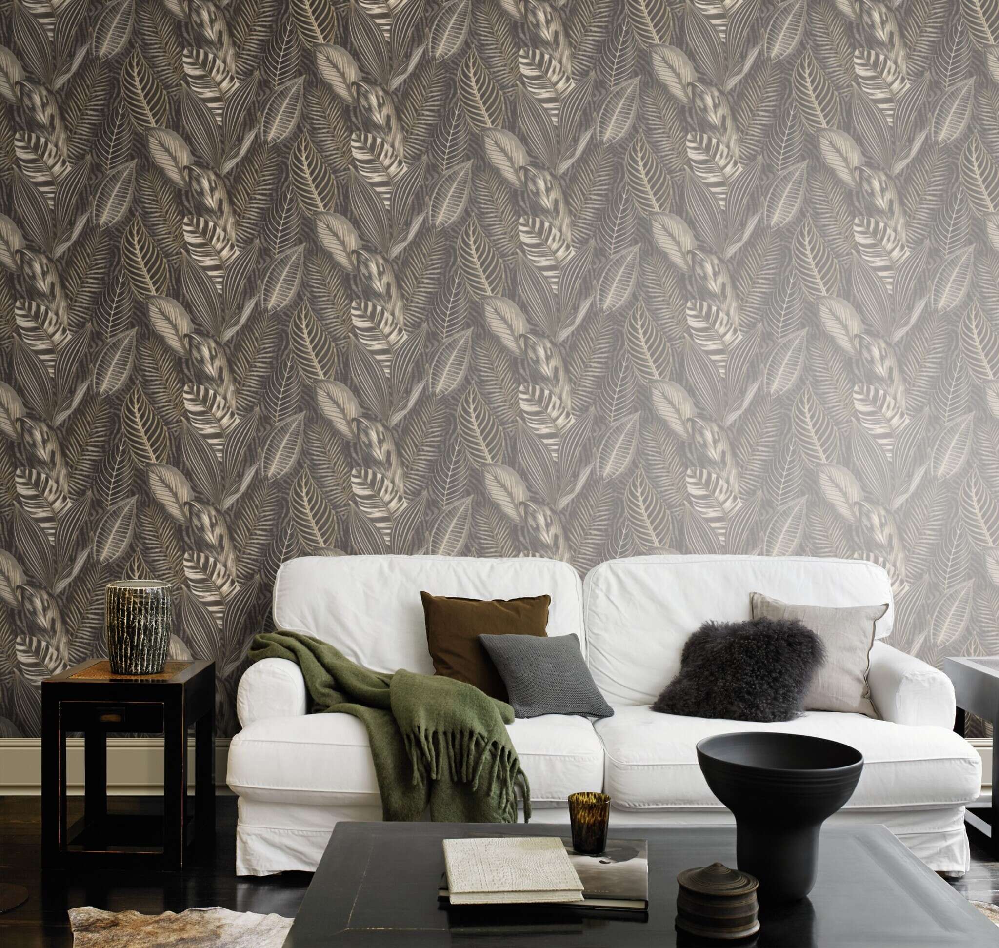 10-751833 Raumsituationen 2 Room with A wide variety of oversized leaves in shades of black with highlights in shiny gold