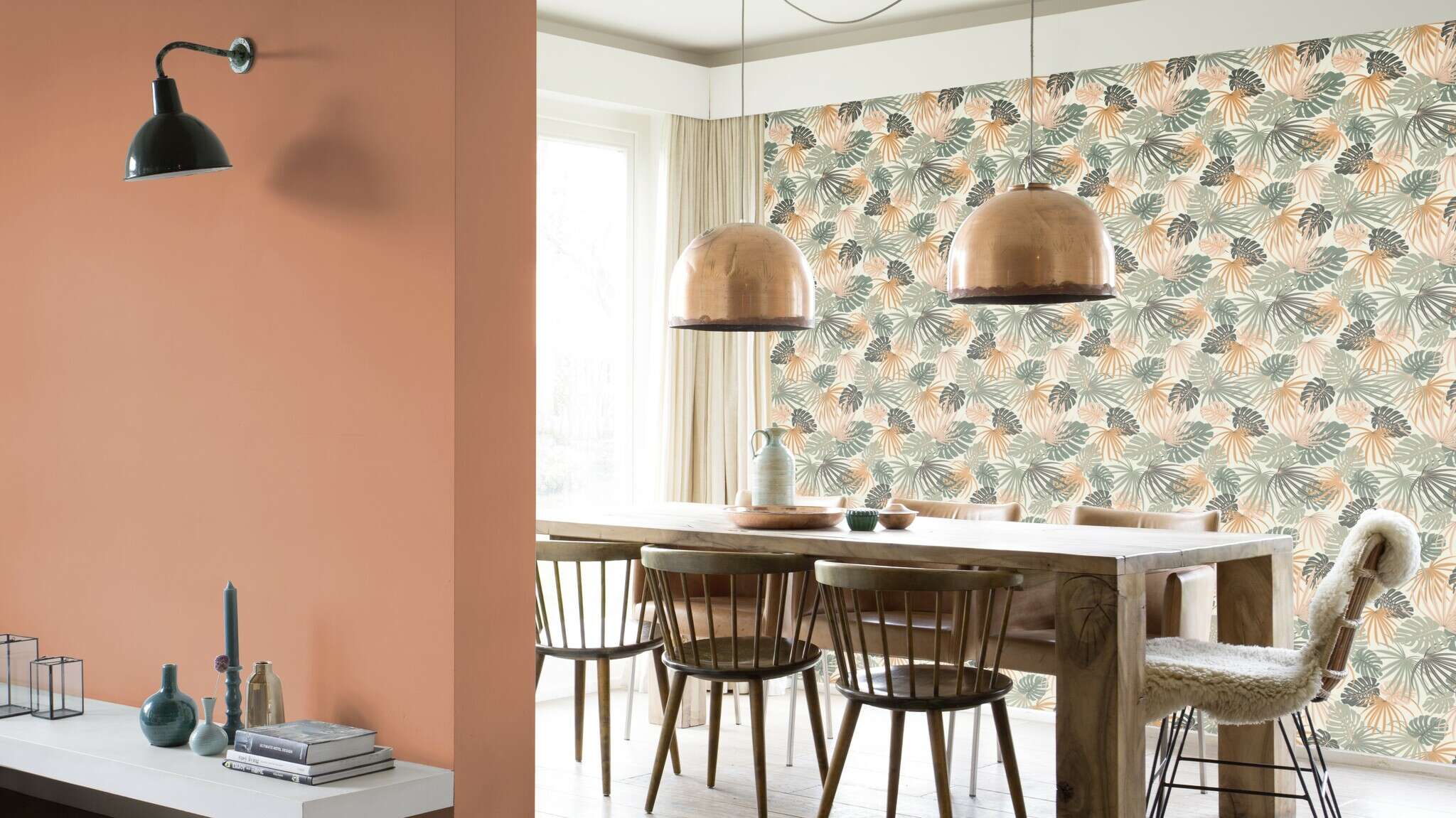 10-461060 Raumsituationen 5 Une chambre avec Motif expressif de feuilles de monstera et de palmier dans des tons verts, beiges et terracotta