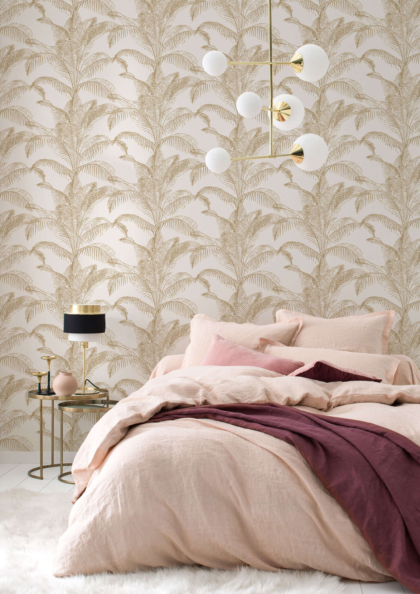 Raum mit Tropisch inspirierte Tapete mit zarten goldenen Palmen auf cremefarbenem Hintergrund