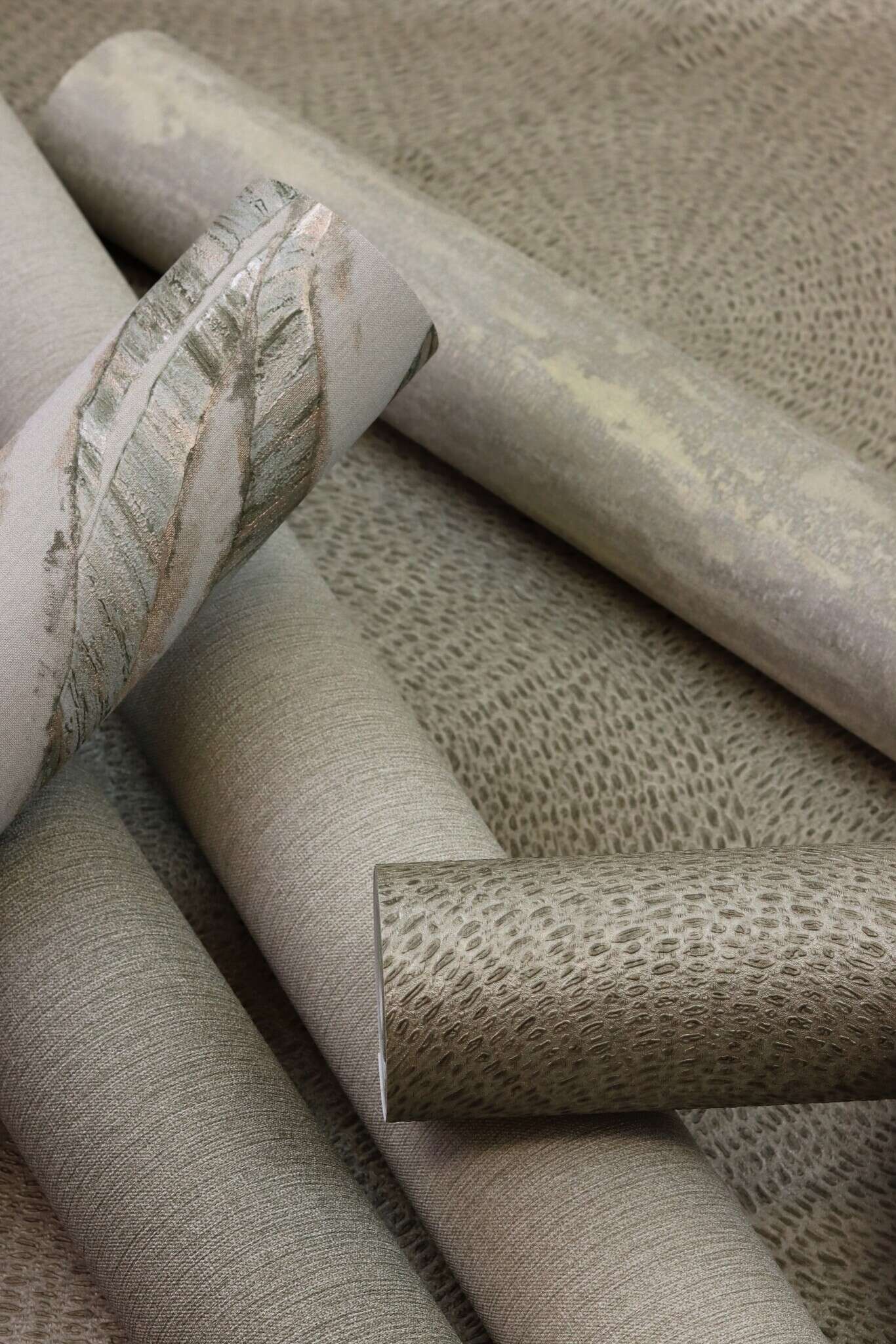 10-979398 Detailaufnahmen 3 Plain non-woven wallpaper in olive-olive green Wall Textures XL Vol. 3 979398