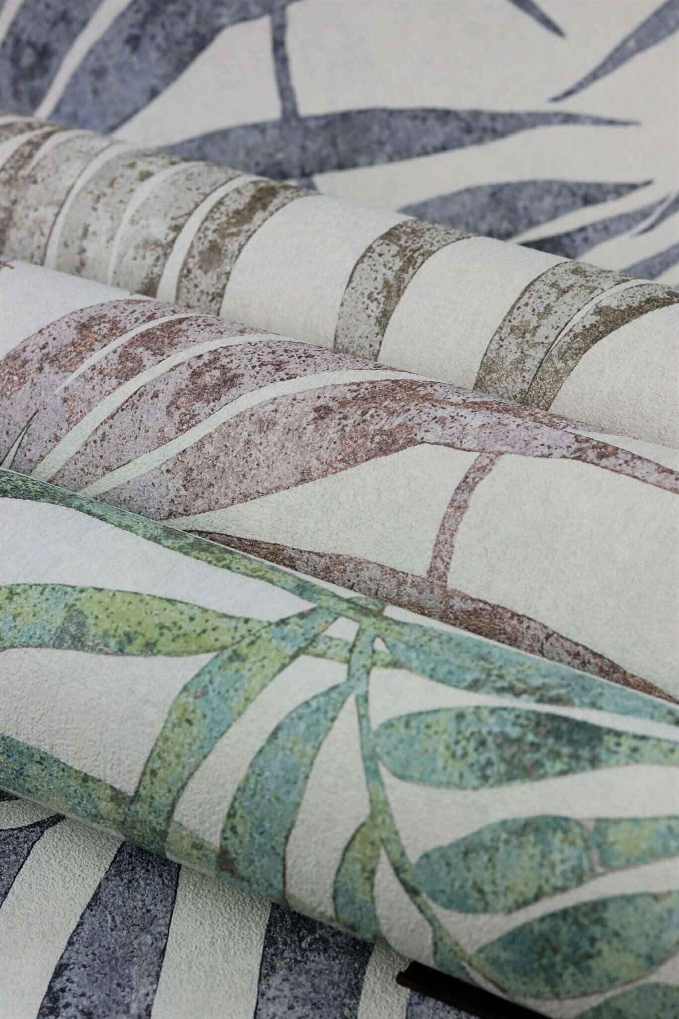 10-617429 Detailaufnahmen 5 Palm leaves non-woven wallpaper in blue-demin Indigo Selection 617429