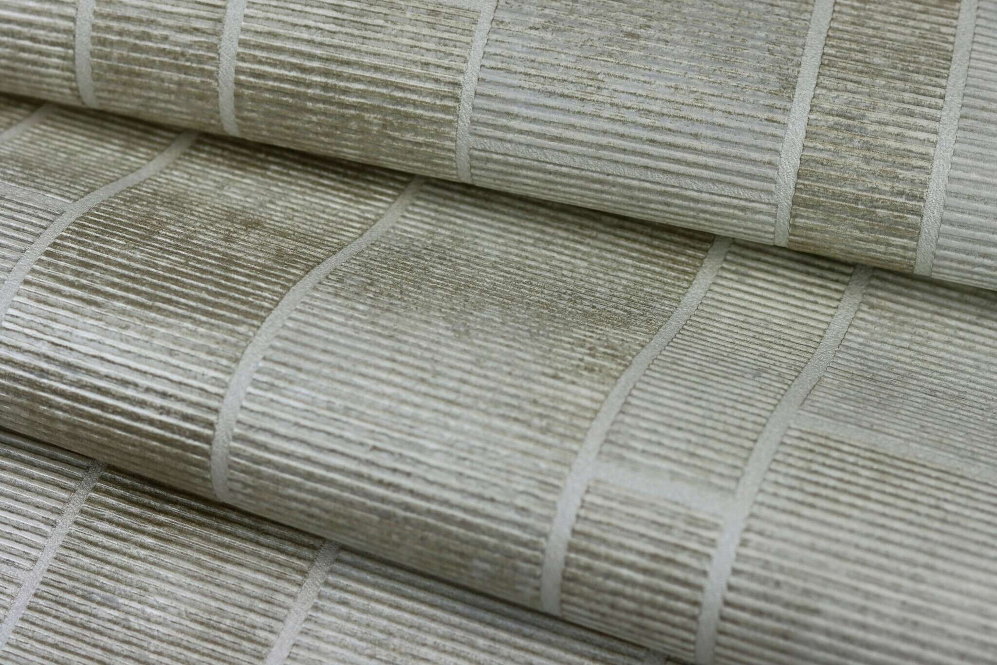 10-428209 Detailaufnahmen 7 Detailbild von Vliestapete mit rechteckigem Fliesenmuster in verschiedenen Beigetönen mit Betonstruktur.