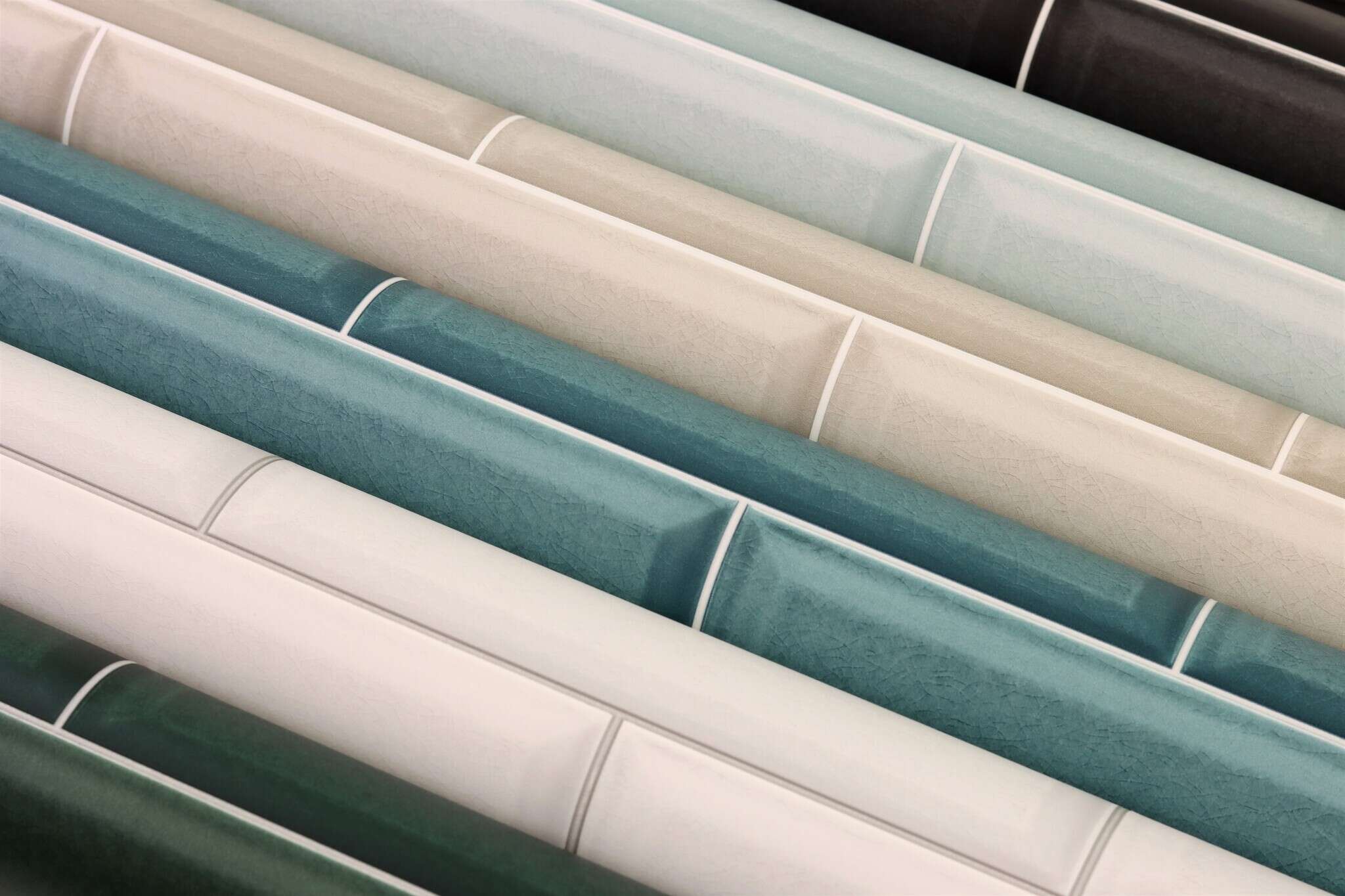 10-429978 Detailaufnahmen 7 Detailed image of Non-woven wallpaper with a glossy tile look in classic white.