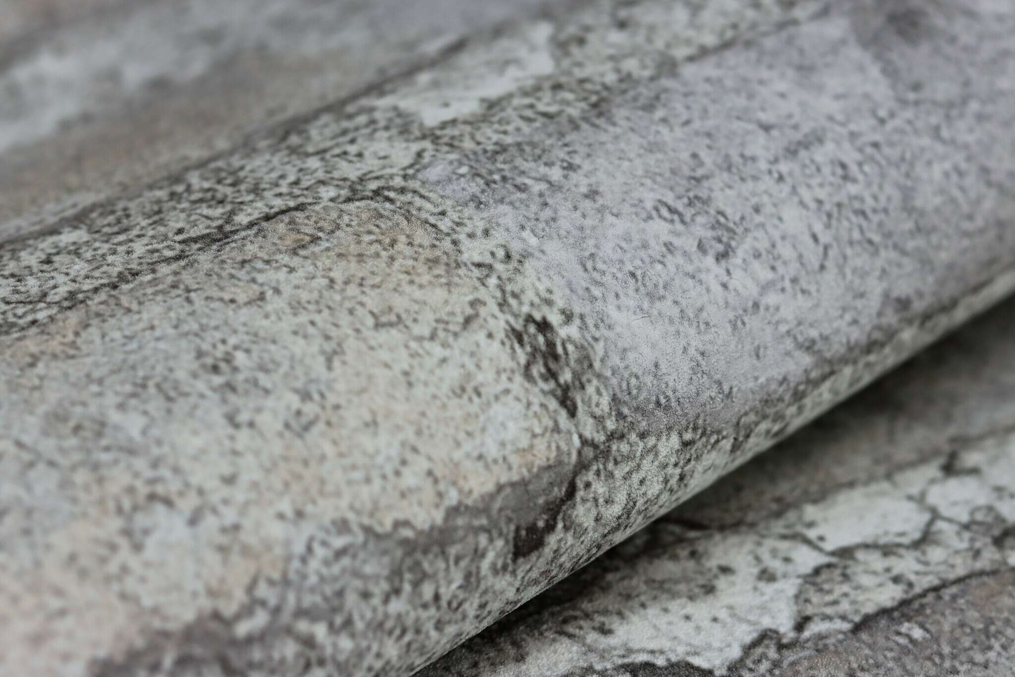 10-428049 Detailaufnahmen 5 Detailbild von Vliestapete mit realistischer Backsteinstruktur in Hellgrau mit leichten Farbunterschieden.