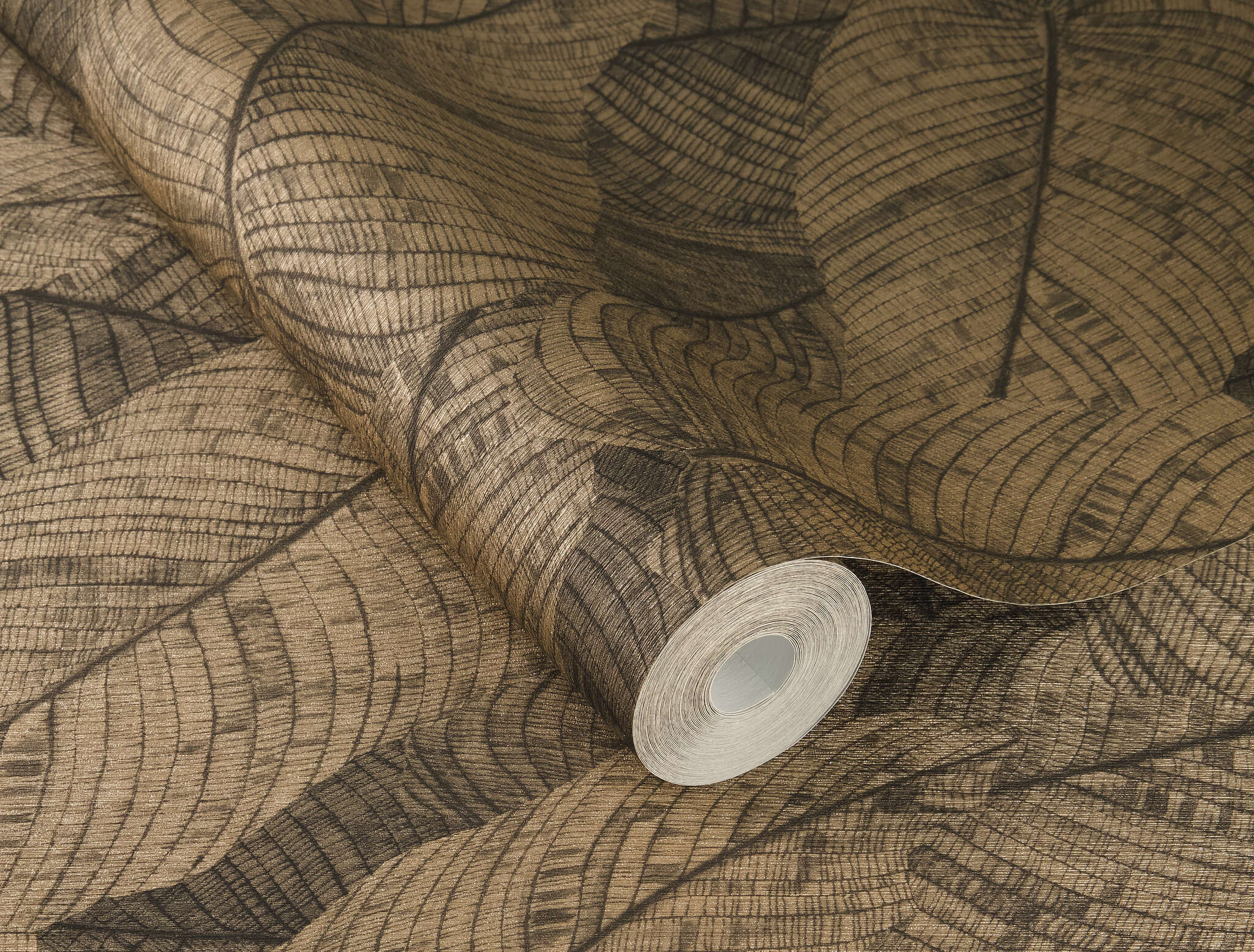 10-720570 Detailaufnahmen 4 Detailed image of Large, overlapping leaves in gold with a drawn look and a subtle sheen