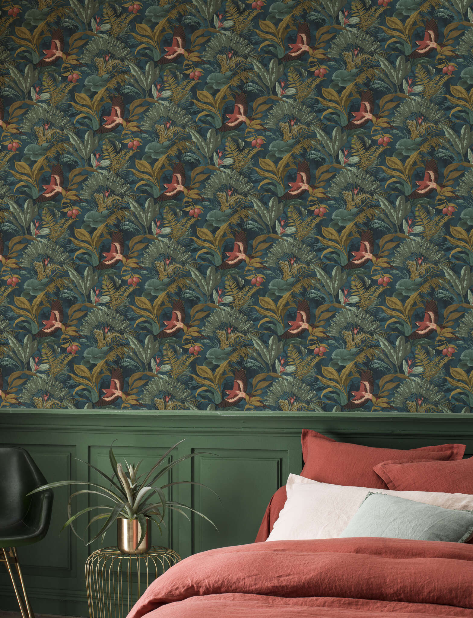 10-639216 Raumsituationen 2 Room with Exotic wallpaper with tropical plants and parrots