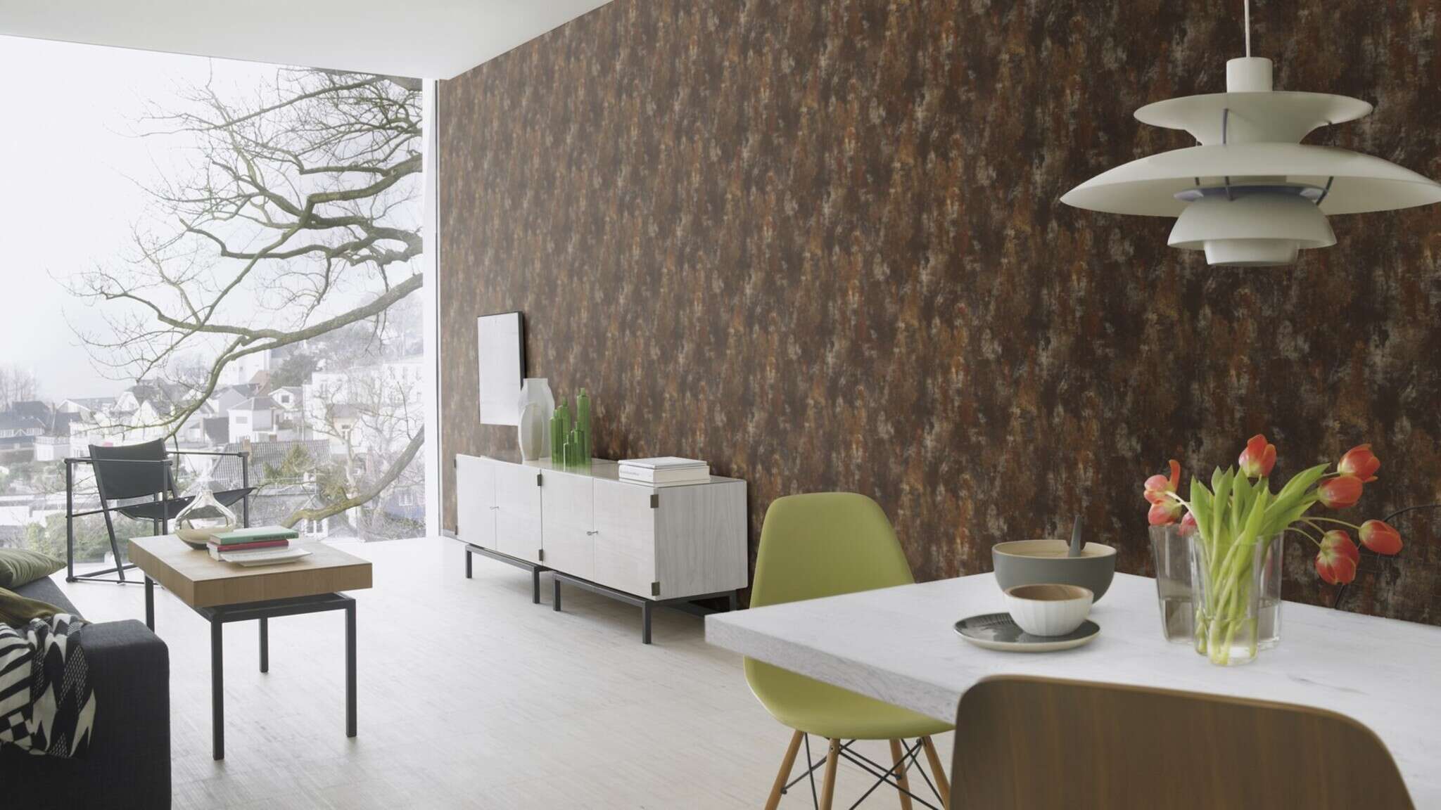 10-418224 Raumsituationen 1 Une chambre avec Papier peint intissé à la texture irrégulière dans des tons rouille et marron.