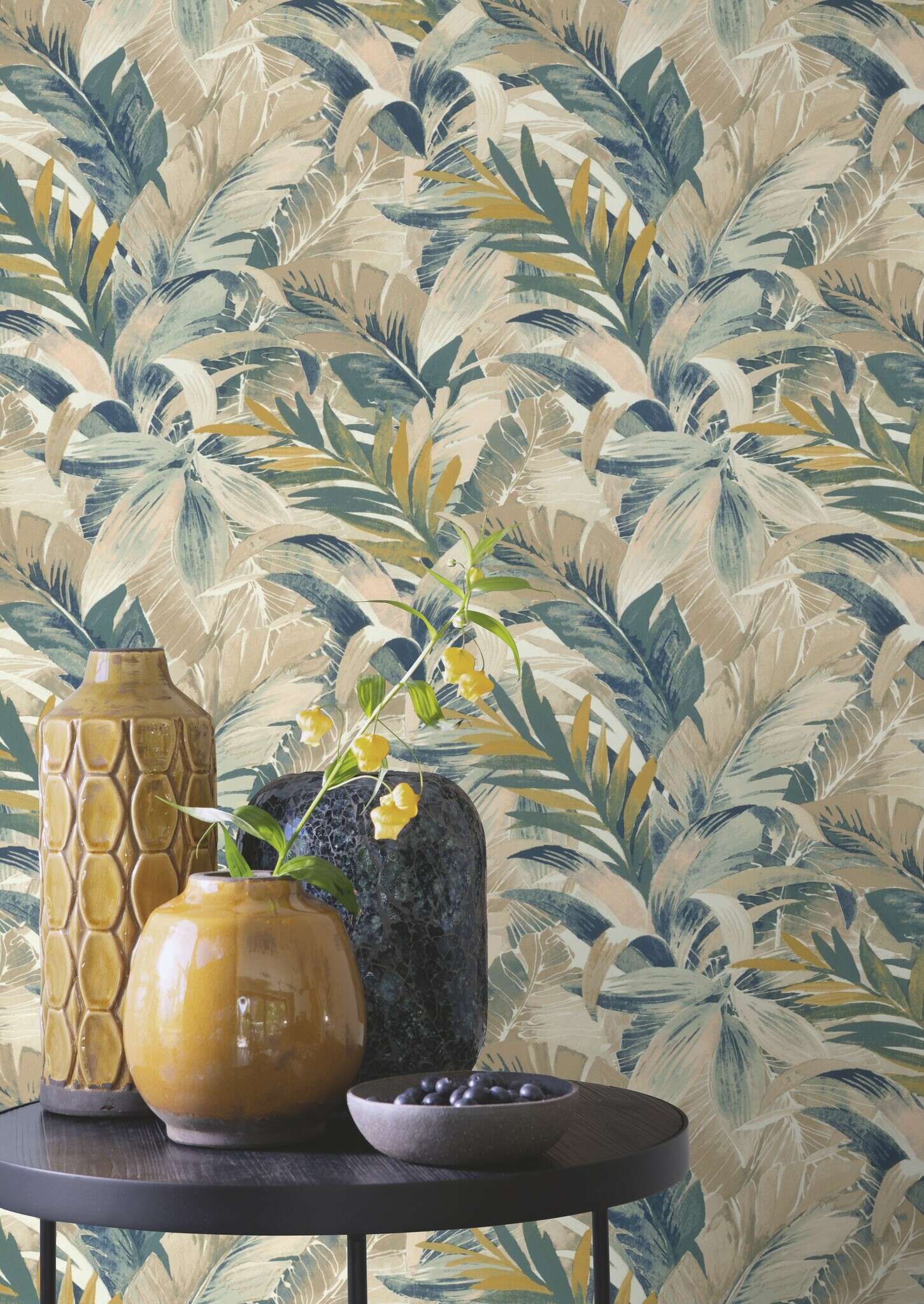 10-865202 Raumsituationen 1 Room with Exotic leaves in a painted look in beige, green, blue and brown with a fine texture