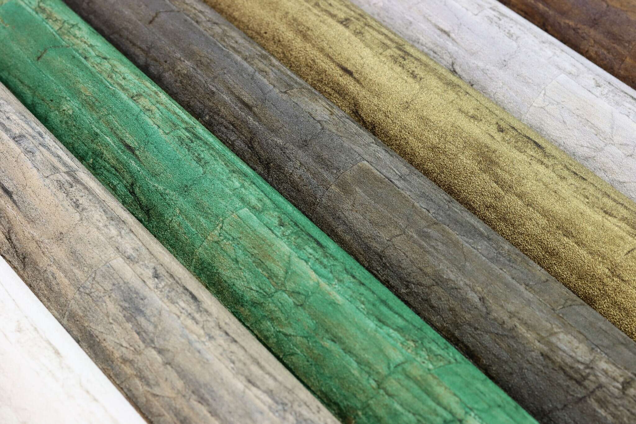 10-537055 Detailaufnahmen 4 Detailbild von Tapete mit Holzbalken und feiner Struktur