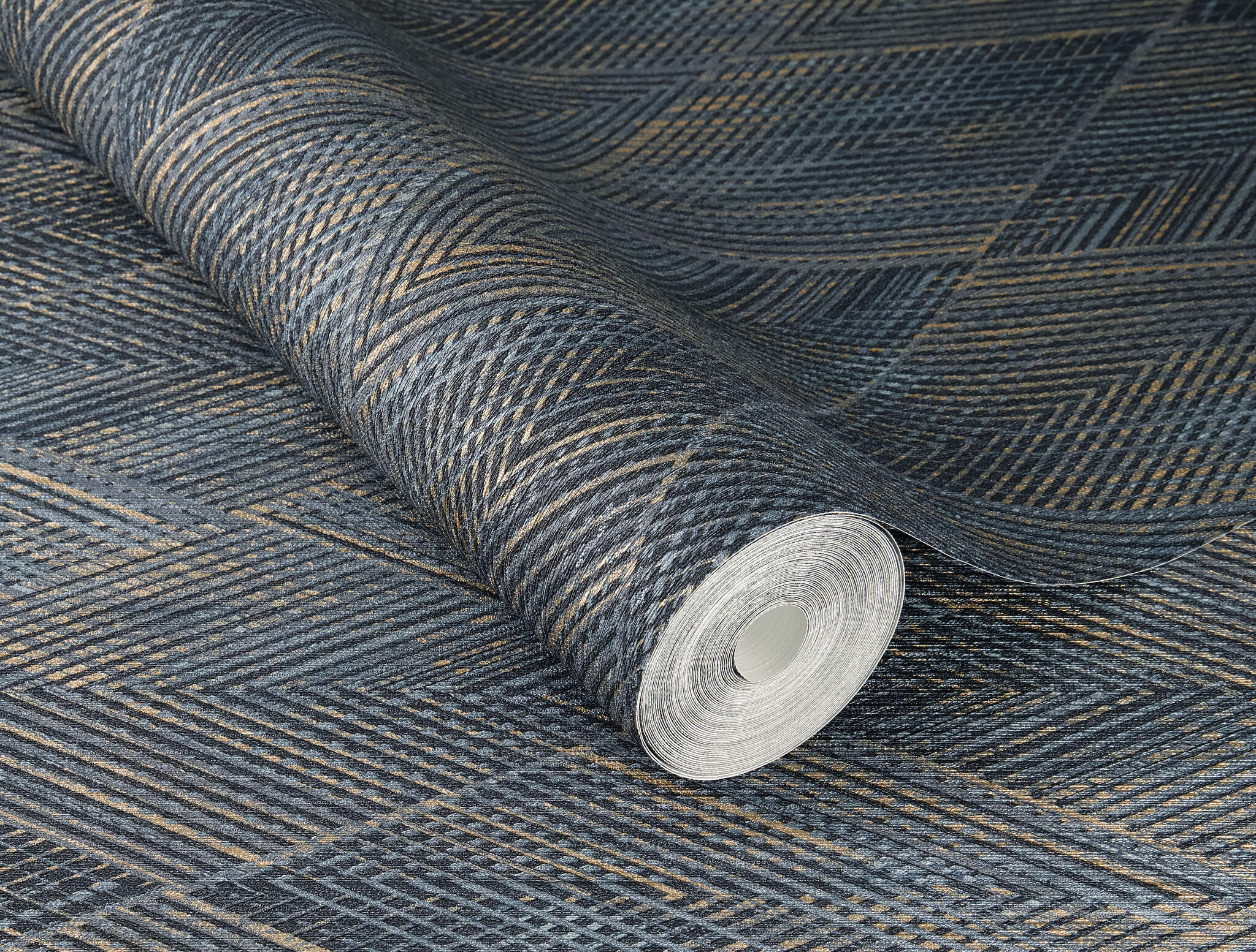 10-844146 Detailaufnahmen 1 Detailed image of Wallpaper with zigzag diamonds and diagonal lines