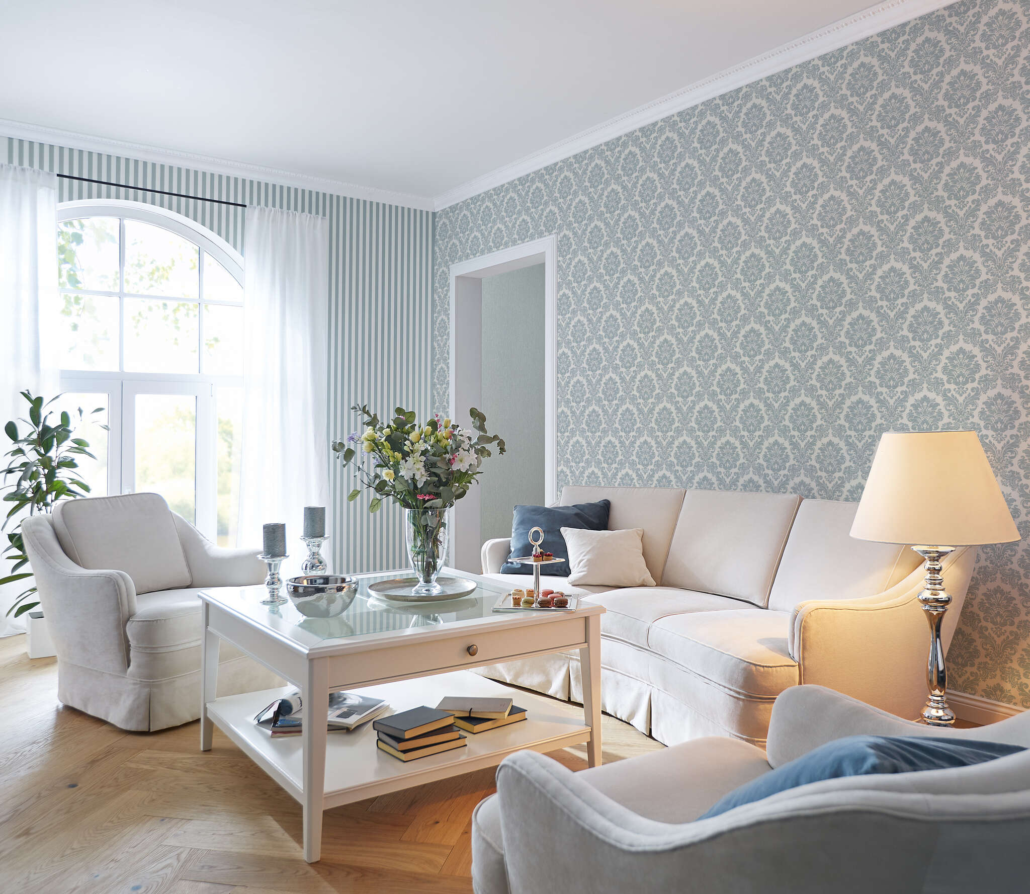 10-570533 Raumbilder 1 Room with Silver-blue ornaments in classic baroque style on a cream-white background with a textile look