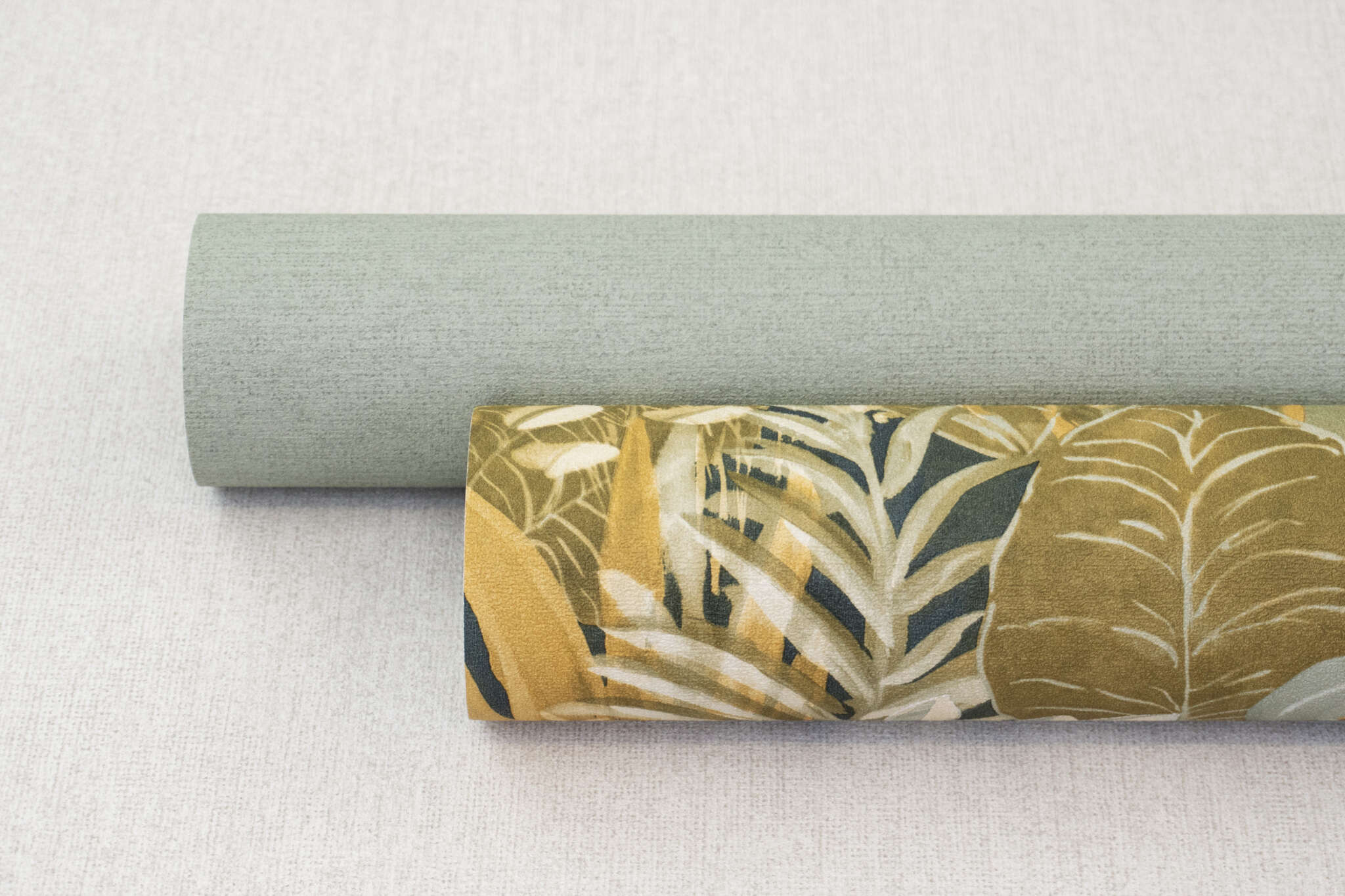 10-600643 Detailaufnahmen 2 Detailed image of Tropical wallpaper with hand-painted leaves