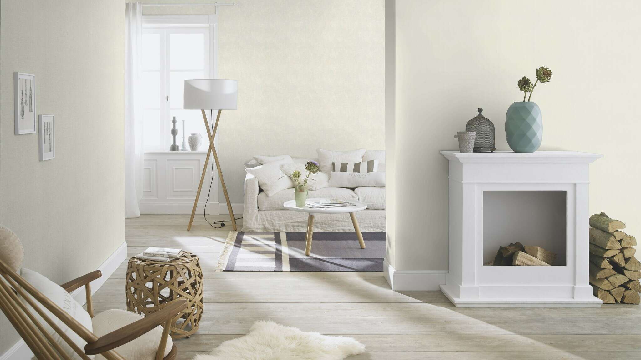 10-464030 Raumsituationen 2 Room with Light non-woven wallpaper with a fine surface texture in off-white – subtle, friendly and versatile.