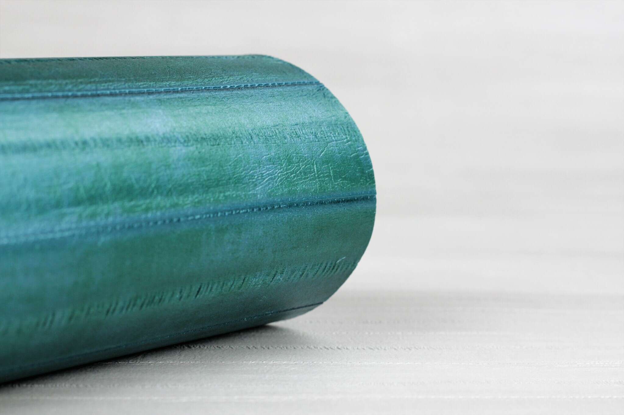 10-418408 Detailaufnahmen 11 Leather-look non-woven wallpaper in green-petrol green Selection 418408