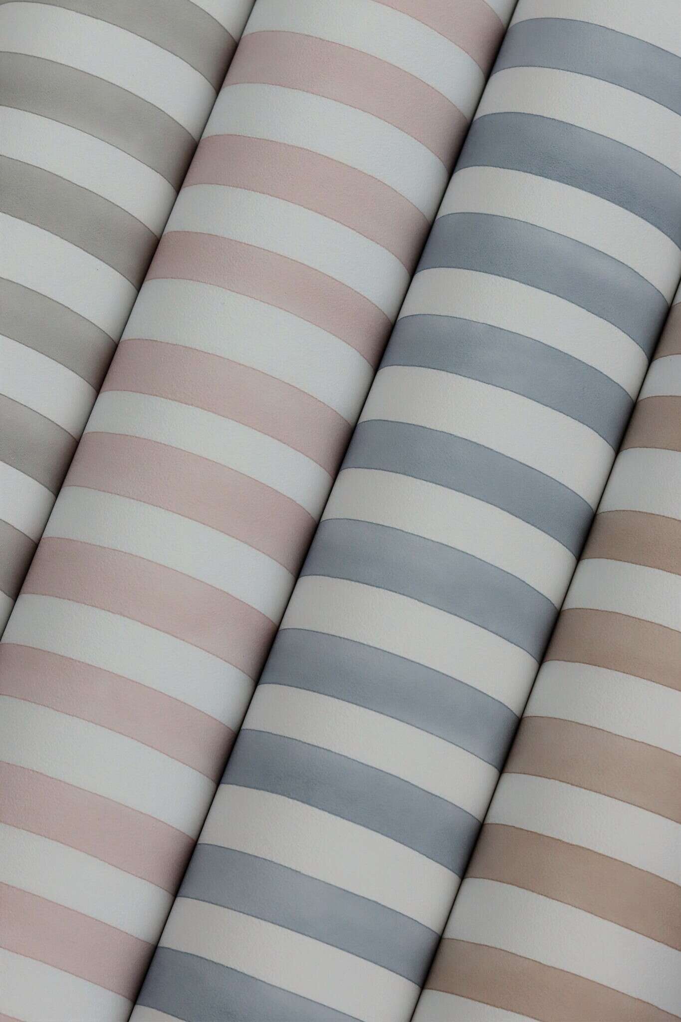 10-252743 Detailaufnahmen 3 Detailed image of Classic striped wallpaper in soft blue and white, ideal for children's rooms or maritime themes