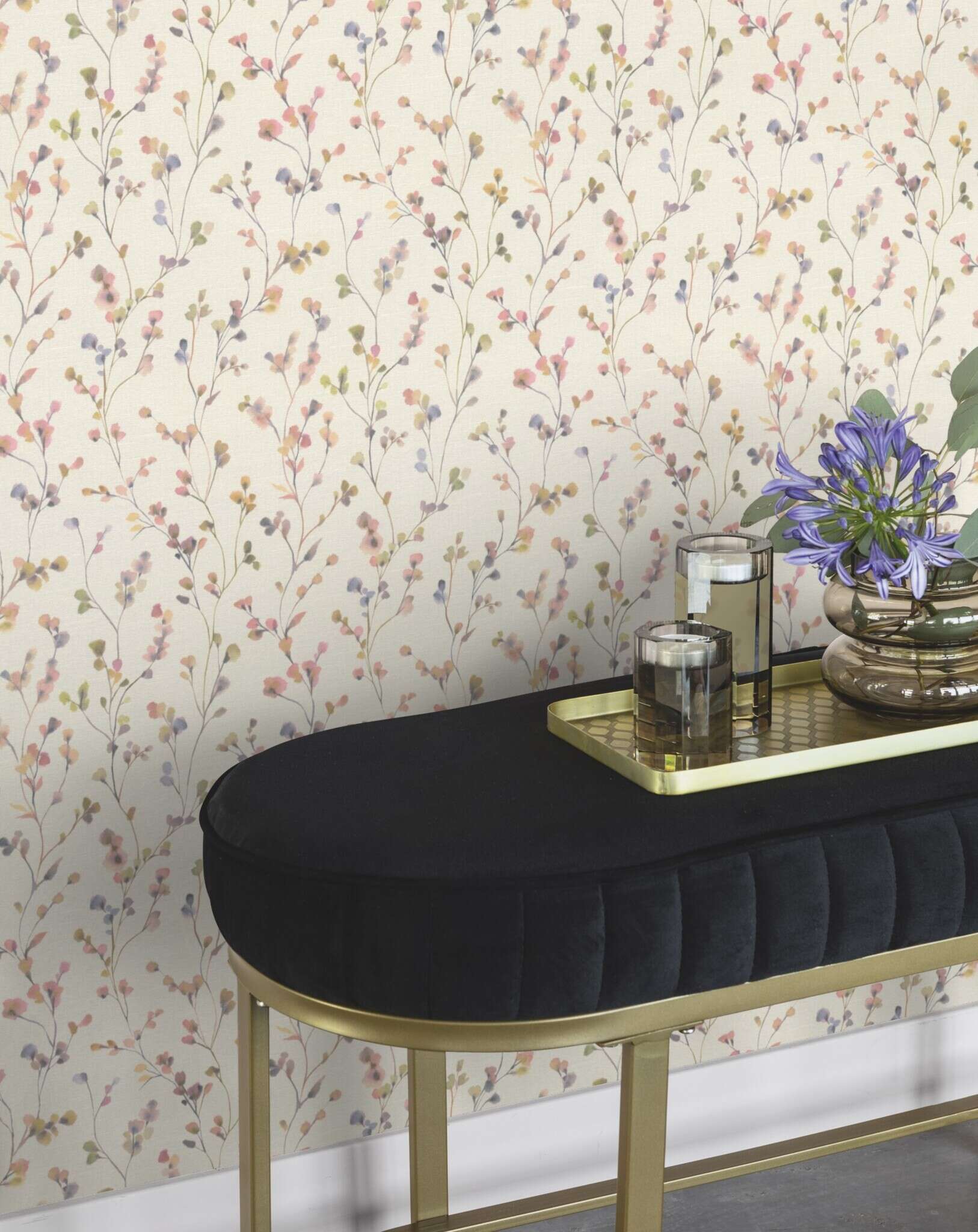 10-486155 Raumsituationen 3 Room with Wallpaper with delicate leaf tendrils in a watercolour look