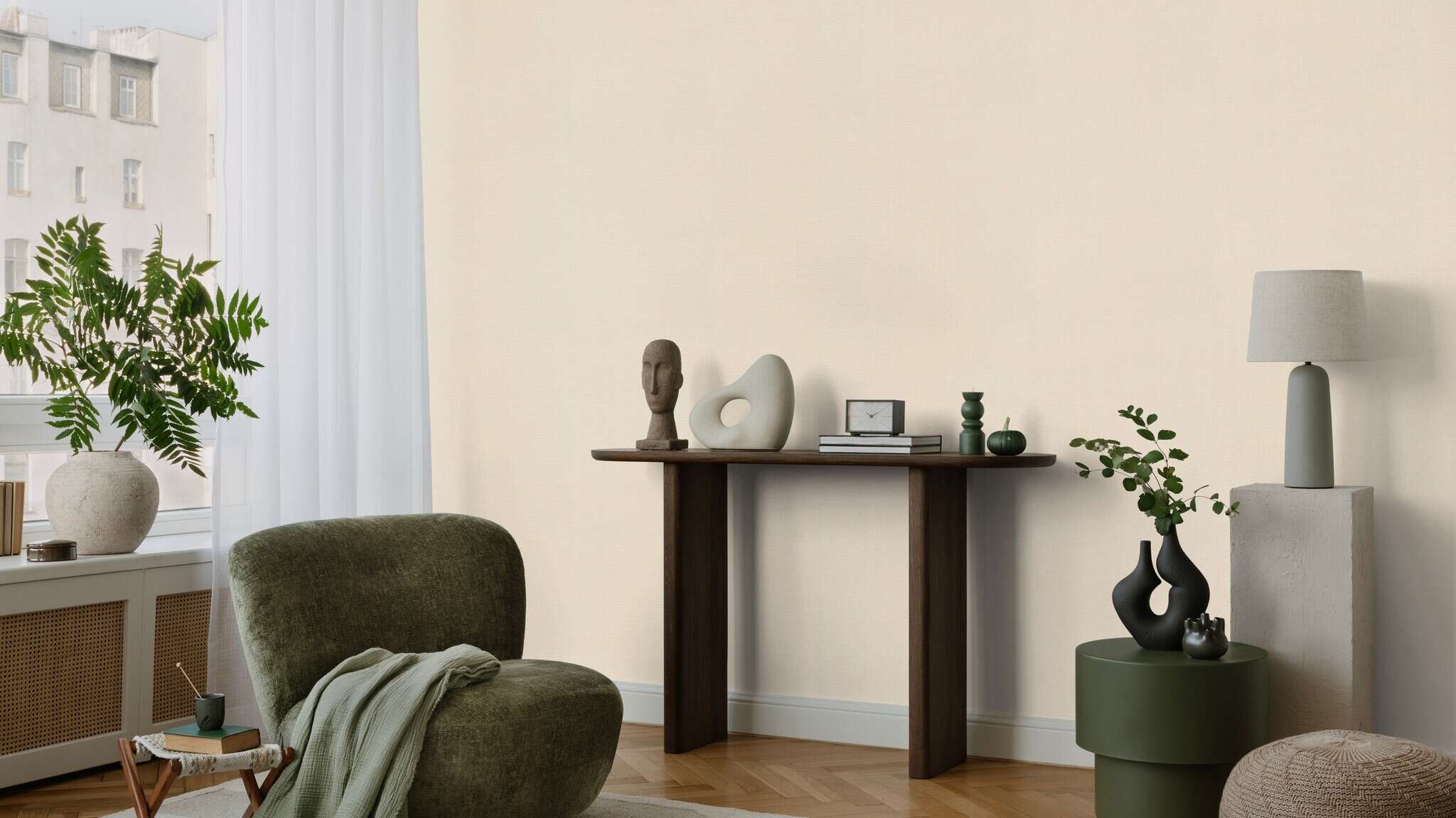 10-734041 Raumsituationen 3 Raum mit Uni-Tapete: Textil-Optik in Beige