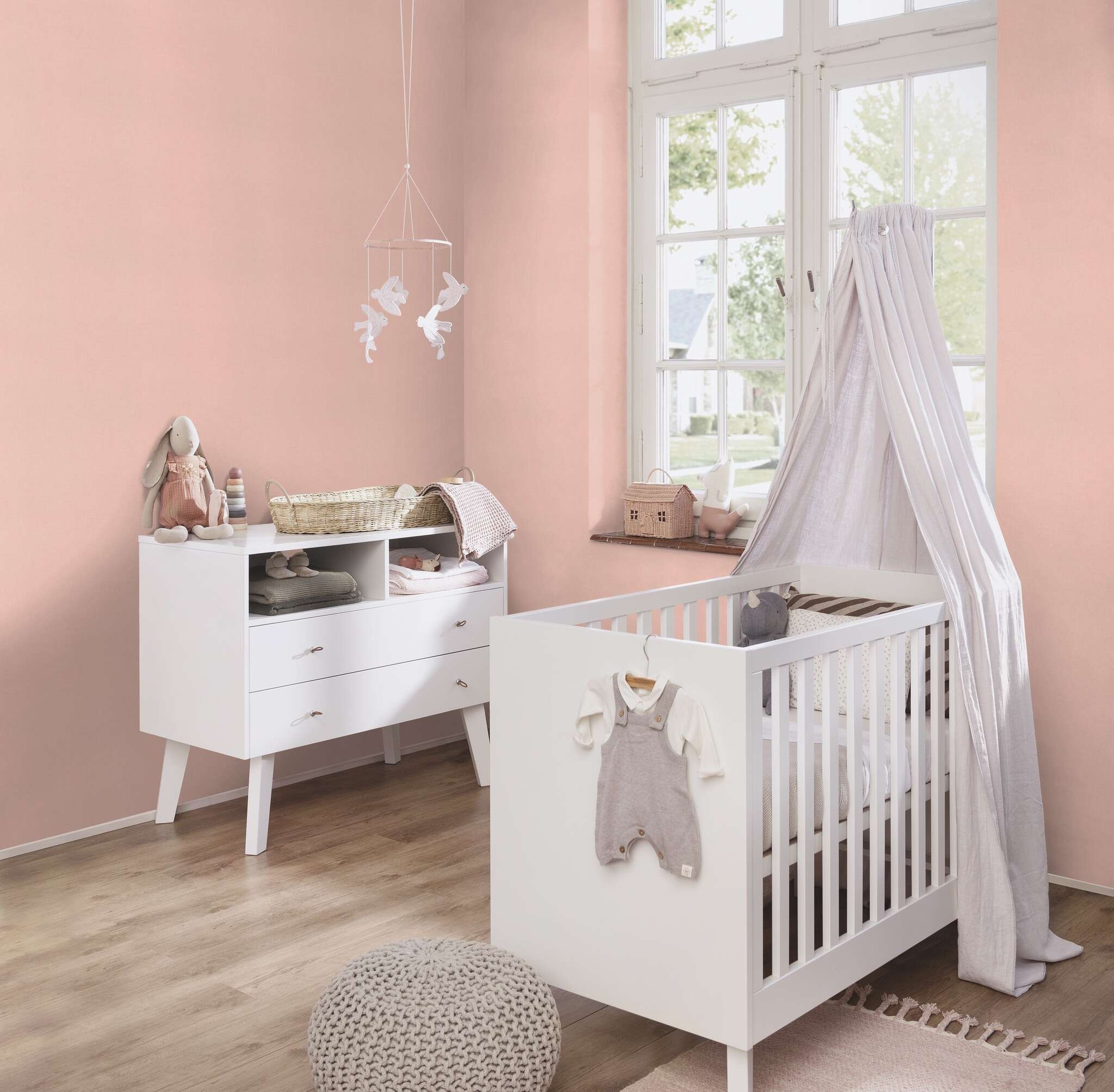 10-690736 Raumsituationen 4 Room with Single-colour wallpaper with a textile texture