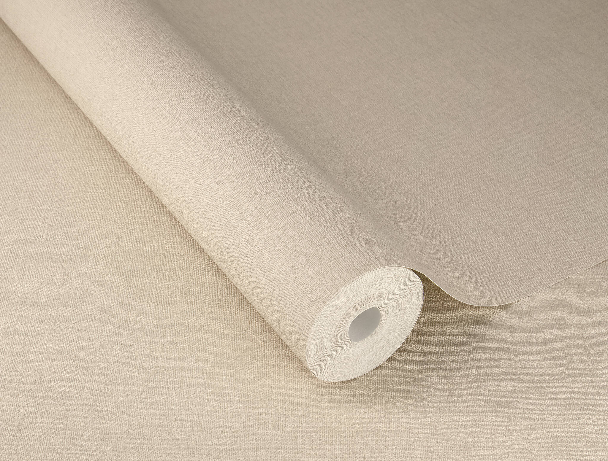 10-448634 Detailaufnahmen 2 Detailed image of Plain wallpaper in beige with a textile linen-like surface, ideal for cosy room designs.