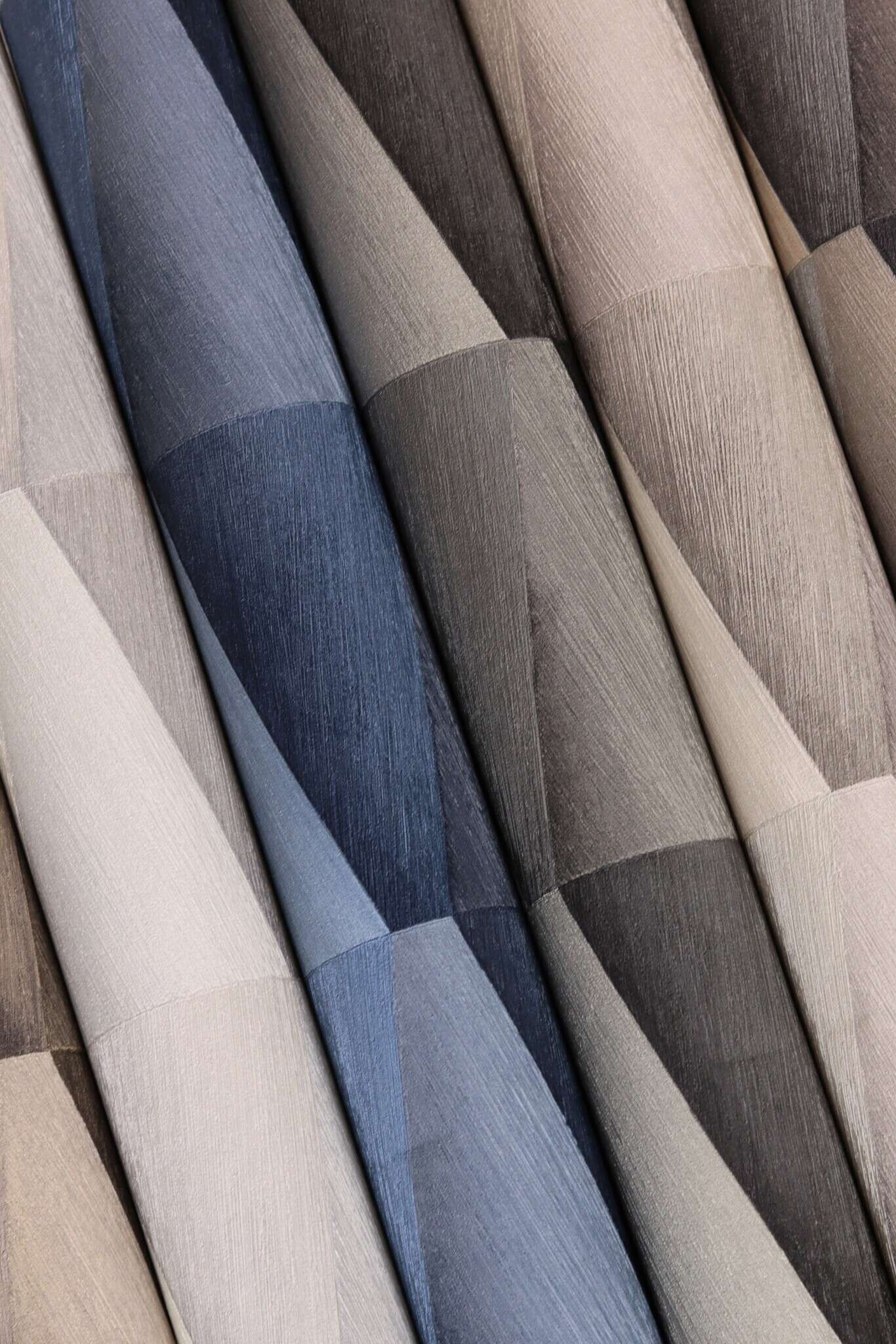 10-554618 Detailaufnahmen 1 Detailed image of Graphic wallpaper with three-dimensional shapes and a grooved texture