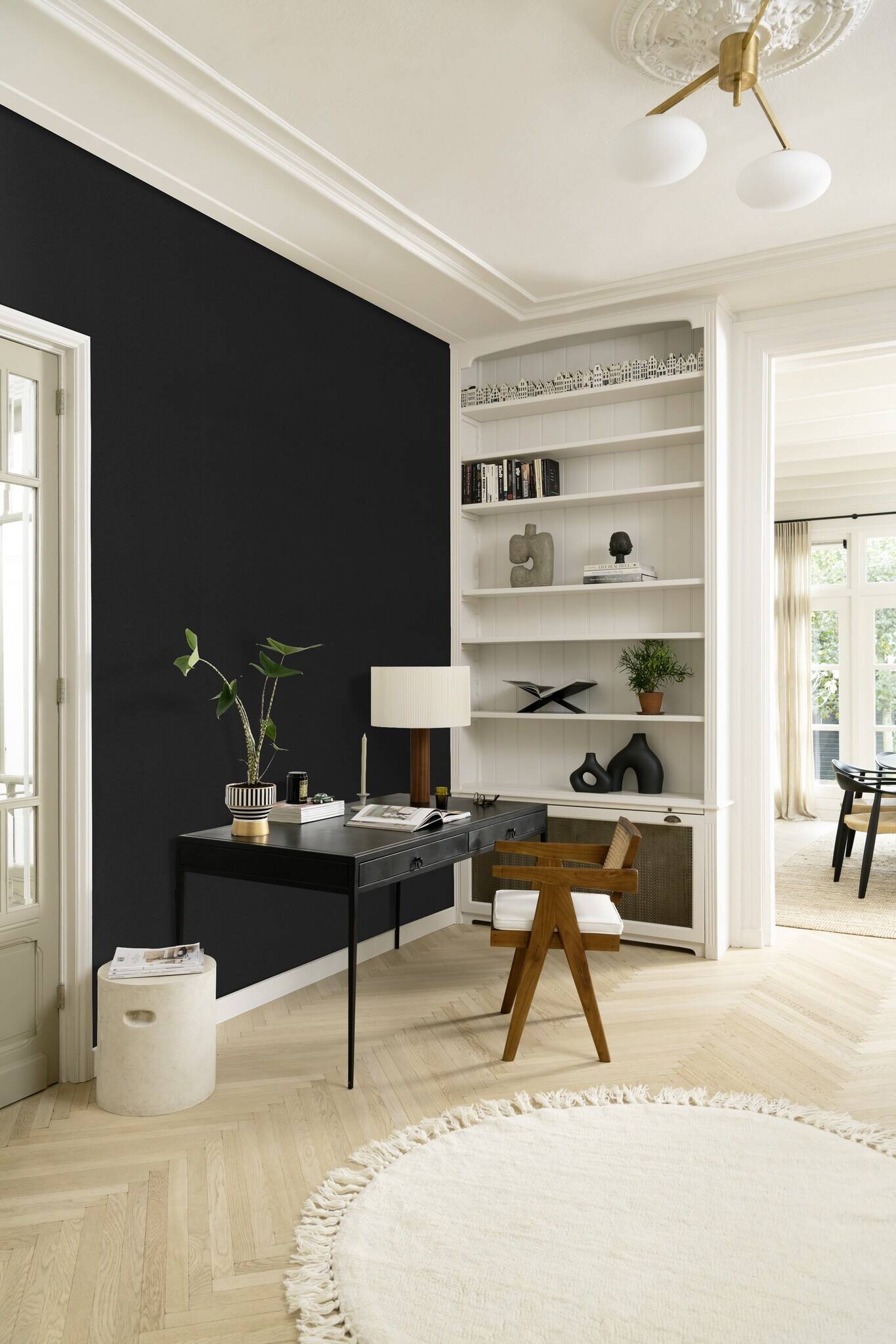 10-610376 Raumsituationen 4 Room with Single-colour wallpaper with a grainy texture