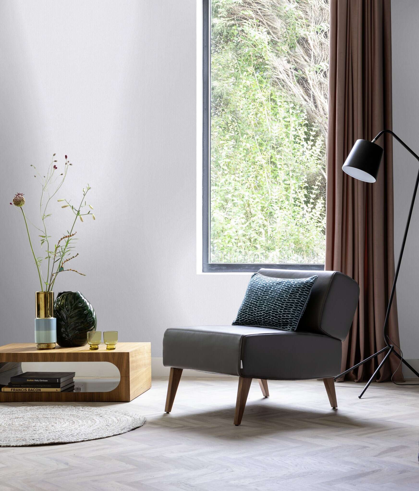 10-201819 Raumsituationen 2 Room with Plain wallpaper with a fine vertical embossing in a neutral light grey