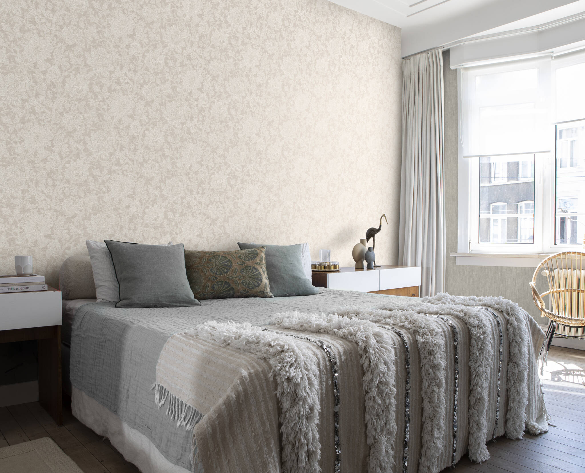 10-791525 Raumbilder 1 Room with Floral wallpaper with flowers and plants and a textile texture