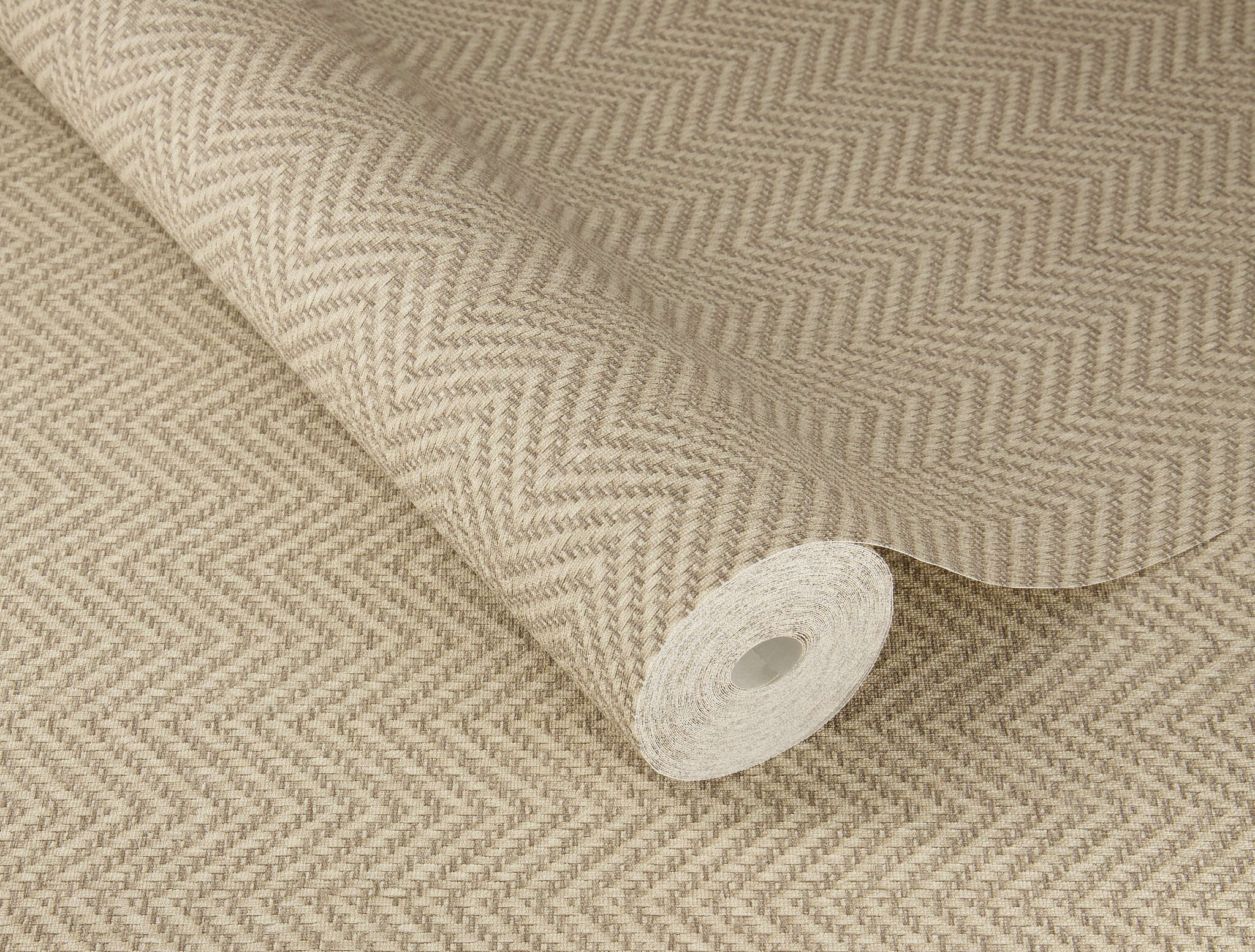 10-818949 Detailaufnahmen 1 Fischgrätmuster Vliestapete in Beige #followusaround 818949