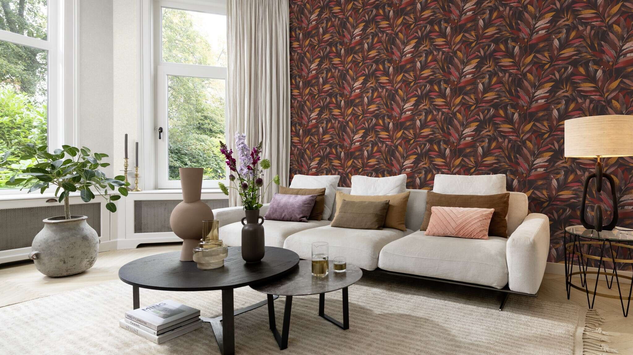 10-867633 Raumsituationen 3 Room with Stamped leaves in warm brown and red tones on a dark brown background