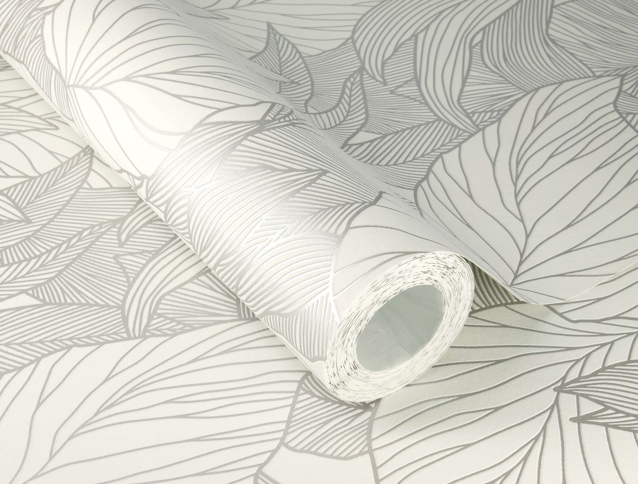 10-314922 Detailaufnahmen 1 Detailed image of Decorative non-woven wallpaper in soft cream and black with a delicate, slightly raised leaf pattern