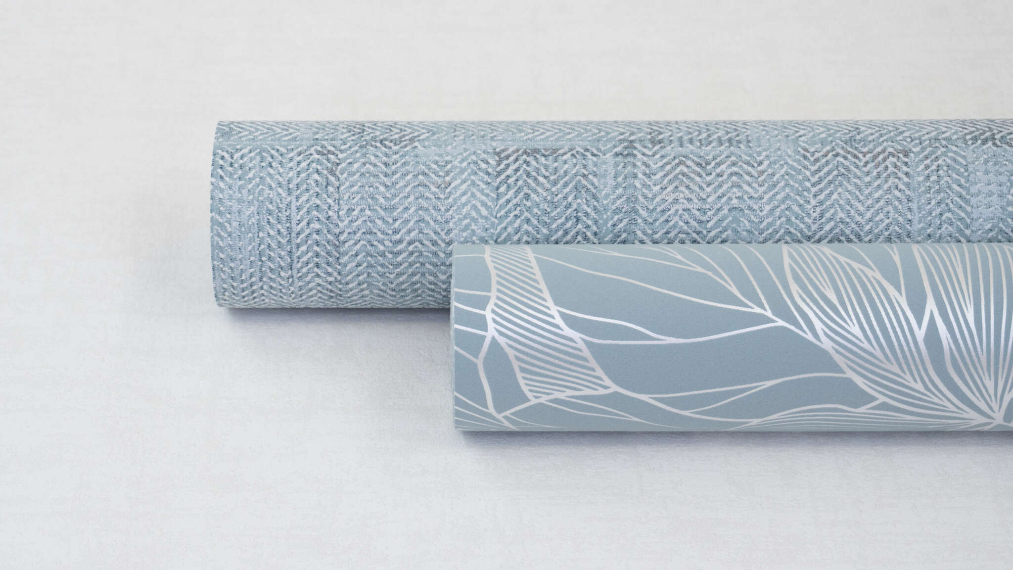 10-314915 Detailaufnahmen 3 Detailed image of Decorative non-woven wallpaper in soft ice blue with a delicate, slightly raised leaf pattern