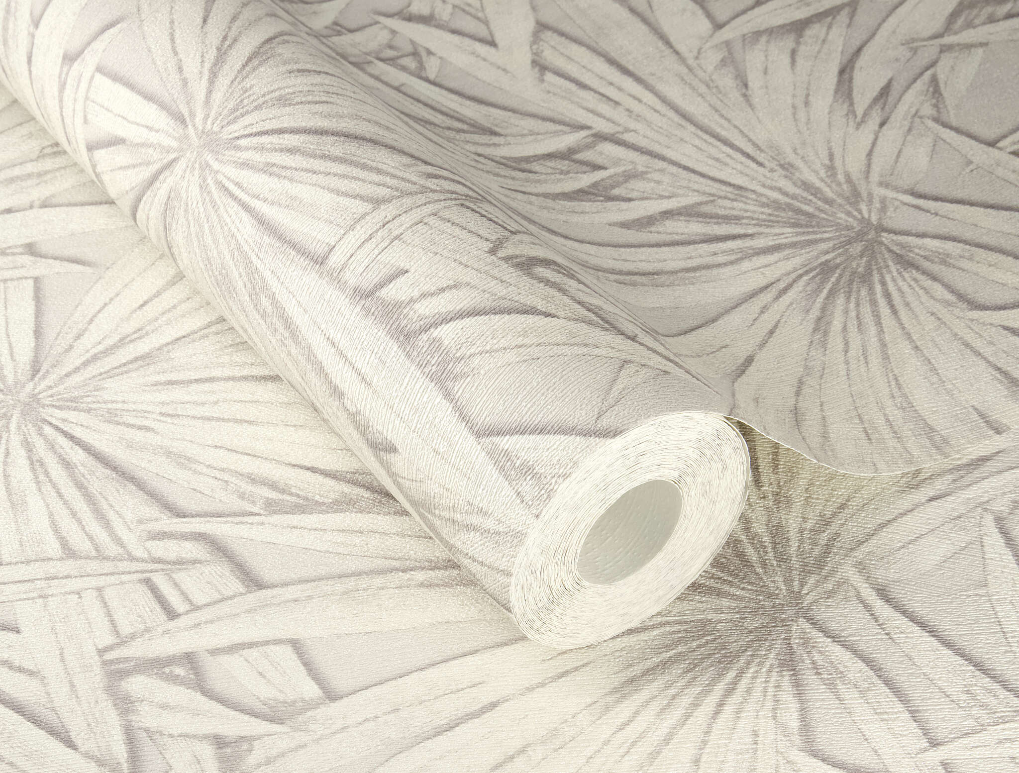 10-542547 Detailaufnahmen 1 Image détaillée de Feuilles de palmier gris argenté sur un fond gris clair aspect plâtre avec un reflet nacré