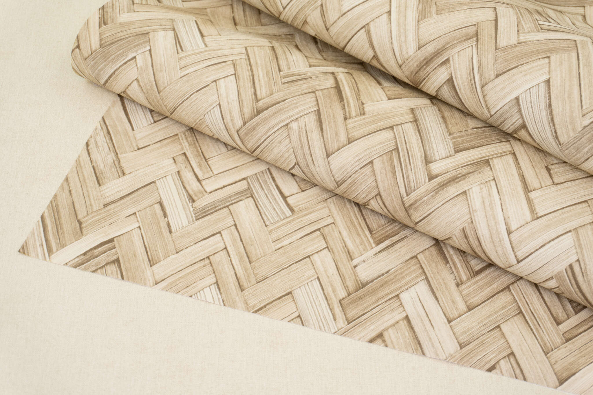 10-410334 Detailaufnahmen 2 Detailed image of Non-woven wallpaper in a natural bamboo look in light beige with a herringbone structure for a warm room feel.