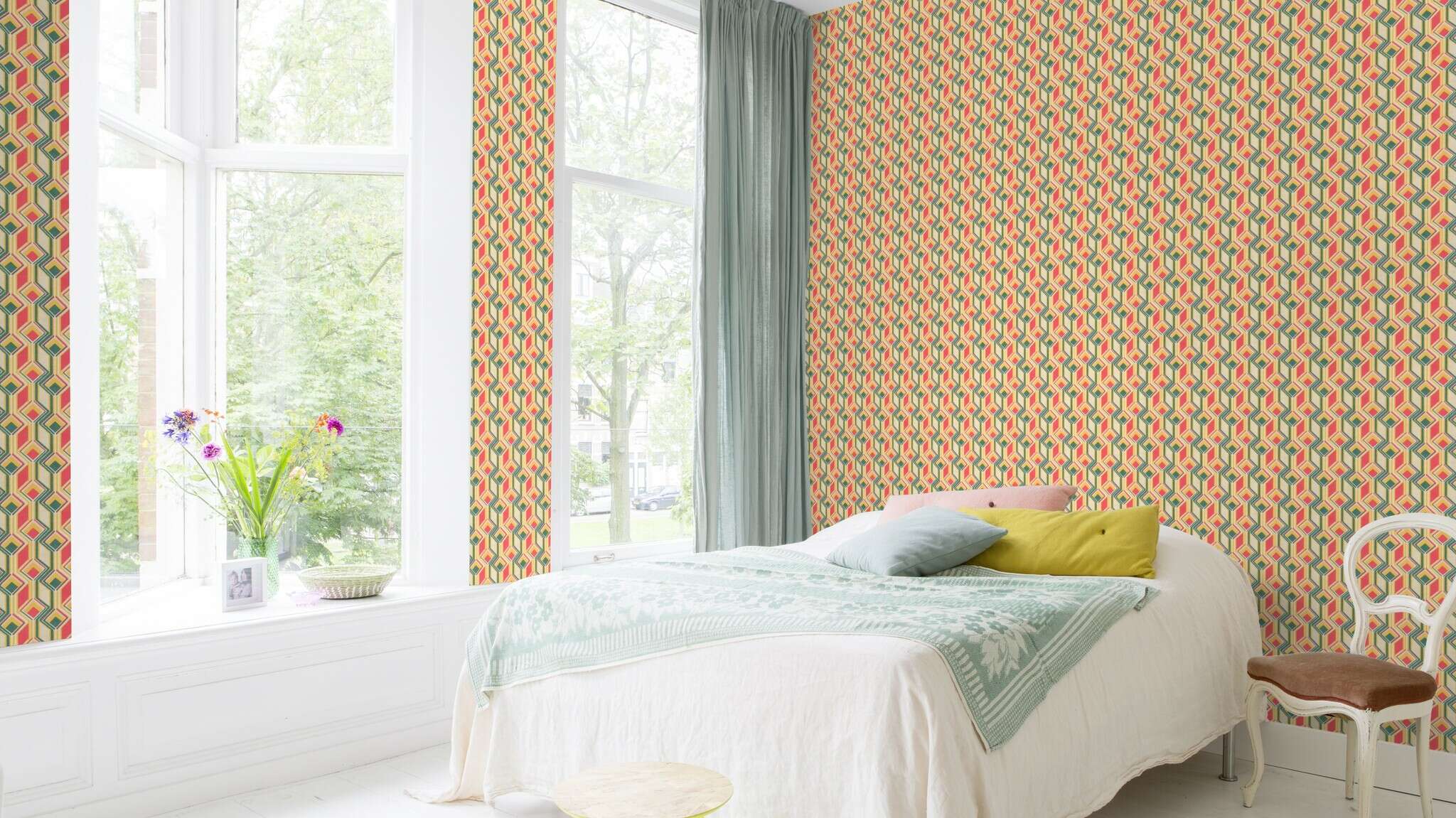 10-746549 Raumbilder 1 Une chambre avec Papier peint graphique avec des carrés, des losanges et des lignes dans un design ethnique