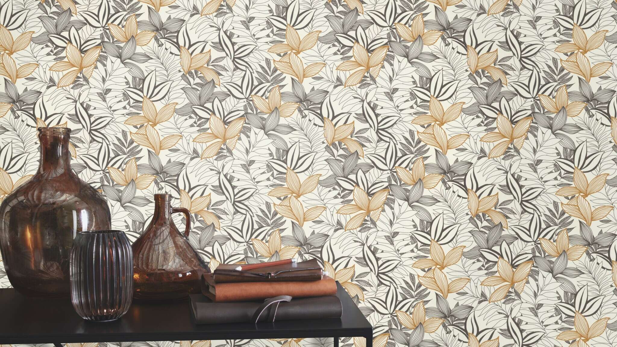 10-691009 Raumsituationen 4 Une chambre avec Dessin esquissé de différentes feuilles en noir avec des détails en jaune doré sur fond blanc crème