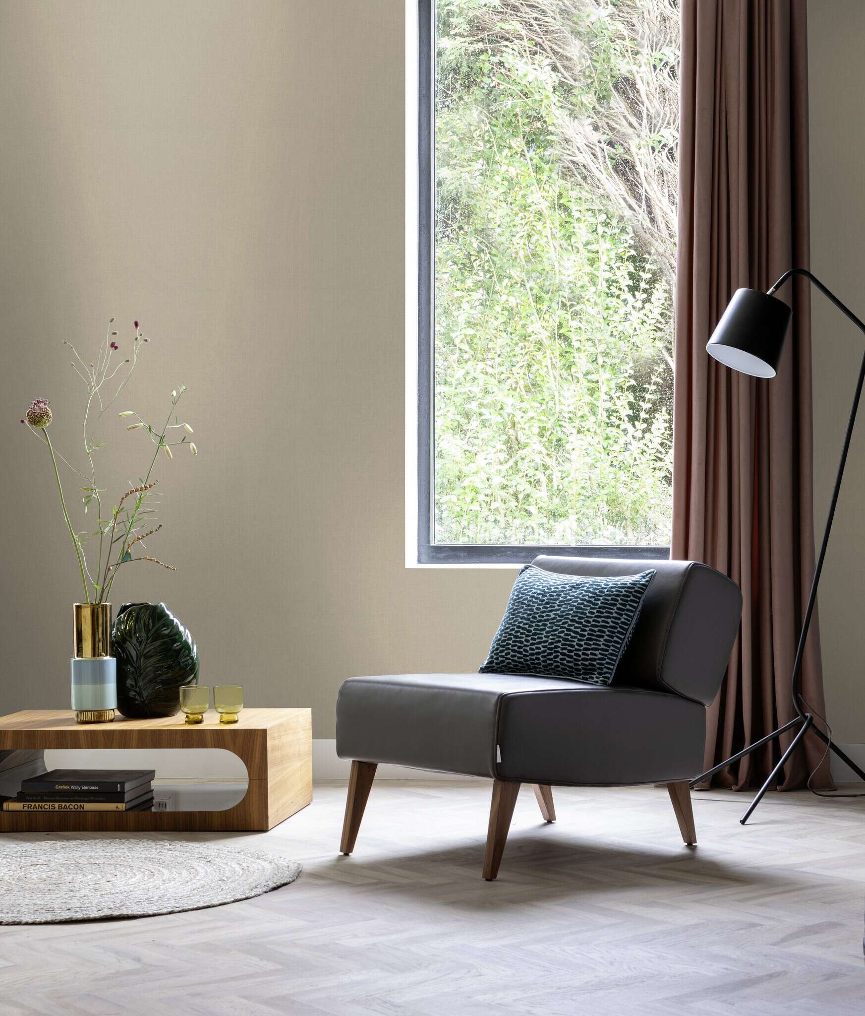 10-423921 Raumbilder 1 Room with Single-colour non-woven wallpaper in a sandy tone with a fine, textile-like texture.