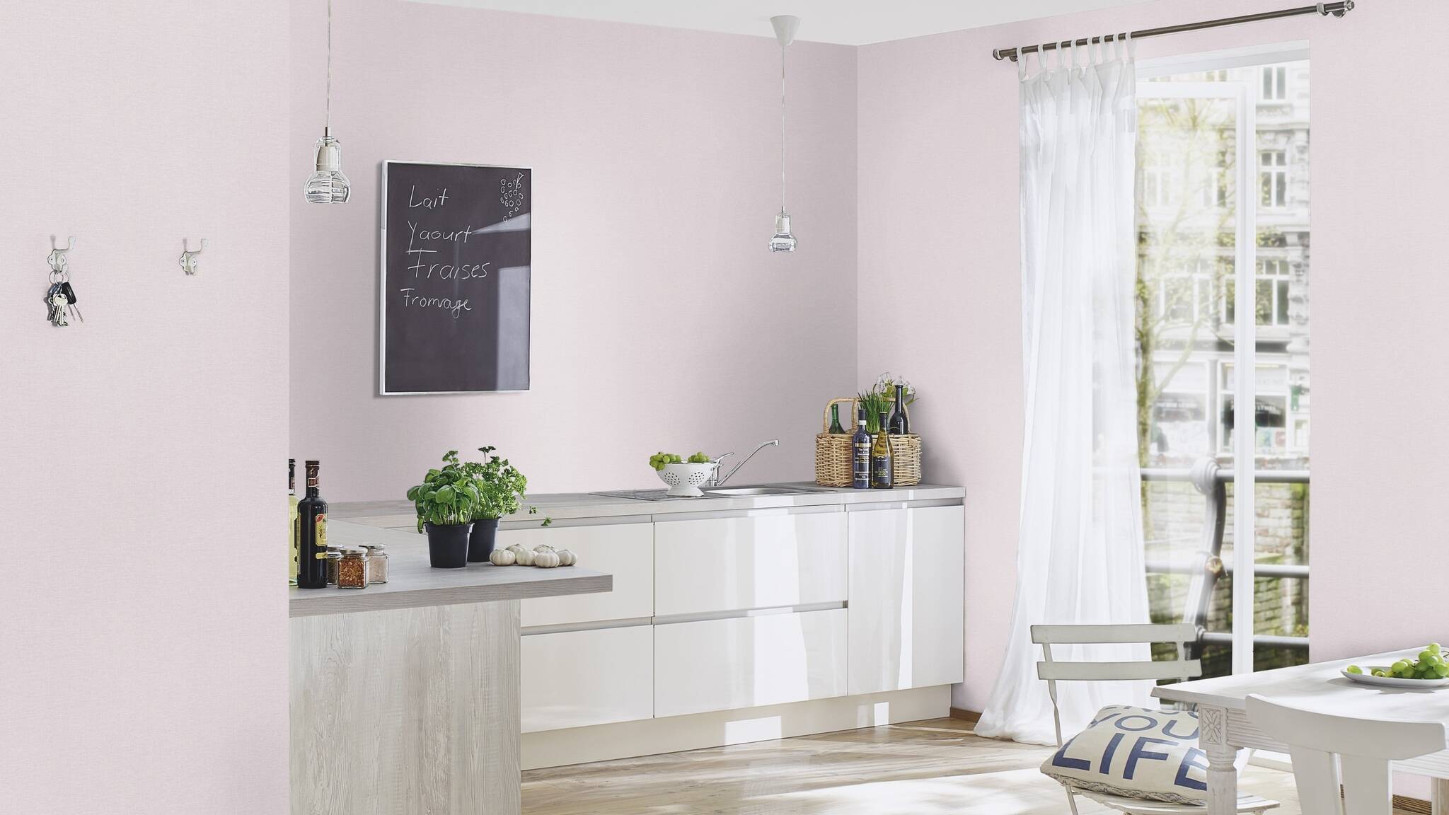 10-448528 Raumsituationen 4 Room with Soft non-woven wallpaper in pastel pink with a subtle fabric look – creates a feminine and calm effect in any room.