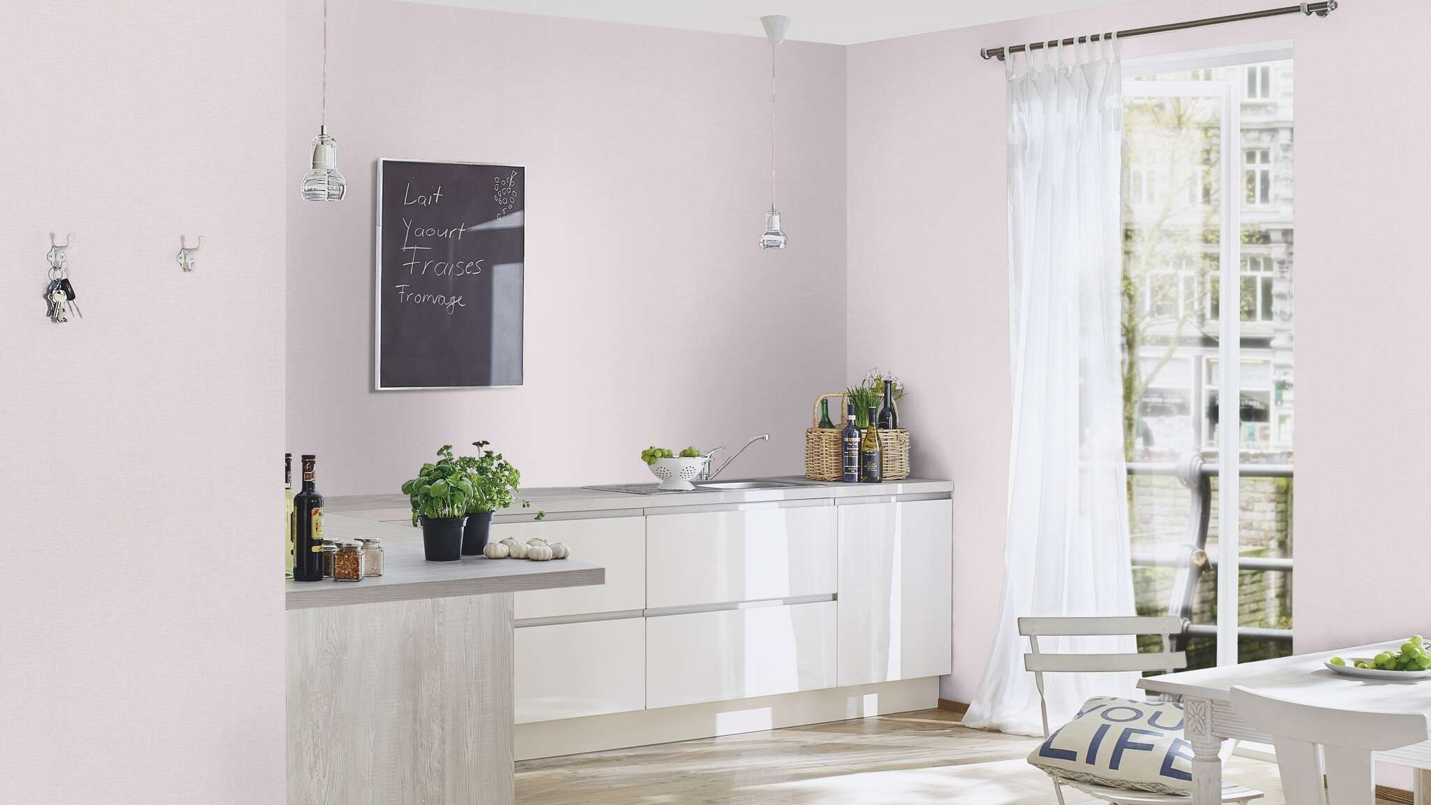 10-448528 Raumsituationen 4 Raum mit Sanfte Vliestapete in Pastellrosa mit dezenter Stoffoptik