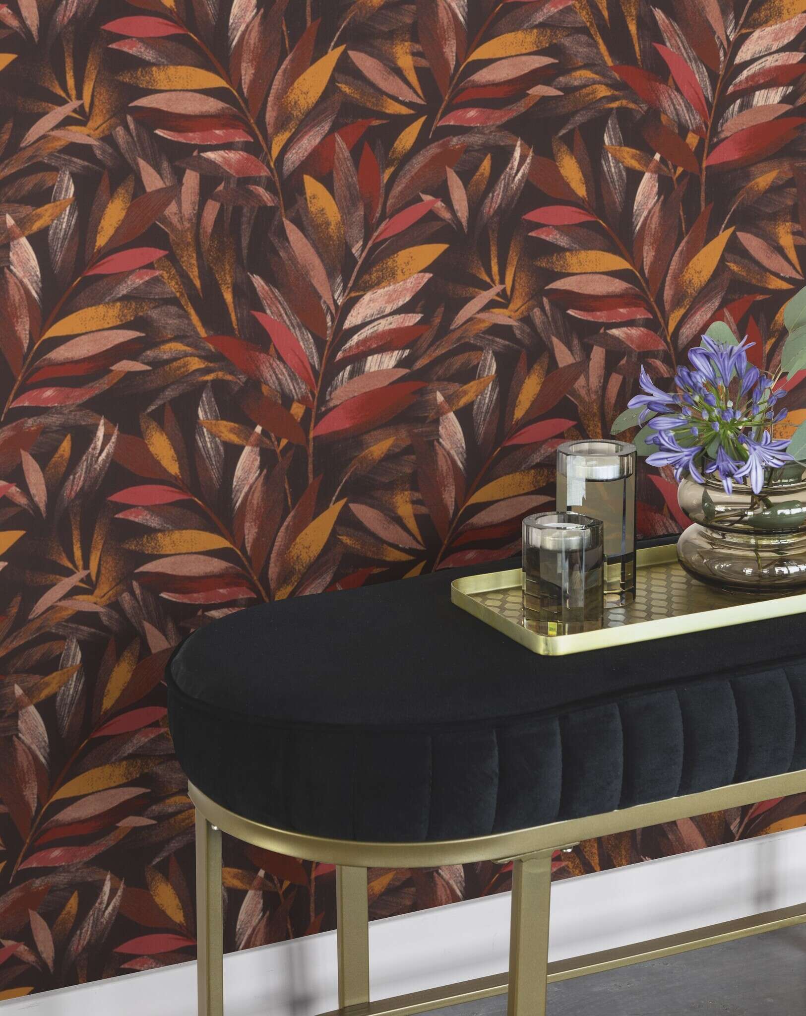 10-867633 Raumsituationen 2 Room with Stamped leaves in warm brown and red tones on a dark brown background