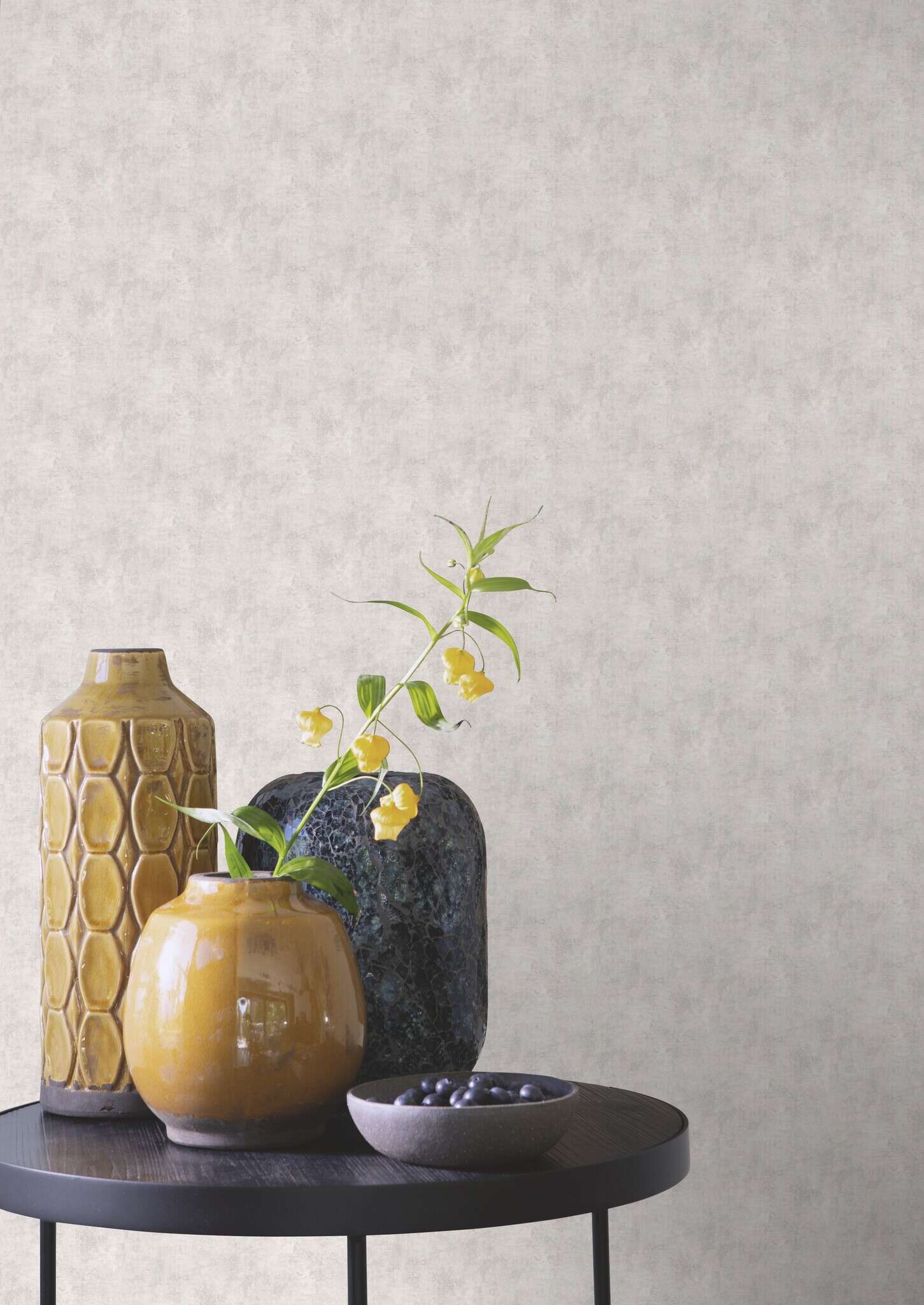 10-282405 Raumsituationen 4 Room with Simple wallpaper with a fine, slightly cloudy texture in a light grey concrete look