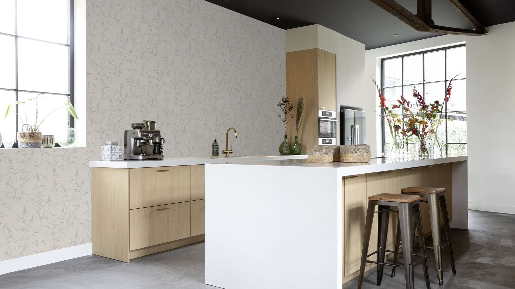 10-312911 Raumsituationen 4 Room with Light grey non-woven wallpaper with a delicate, tone-on-tone grass motif.