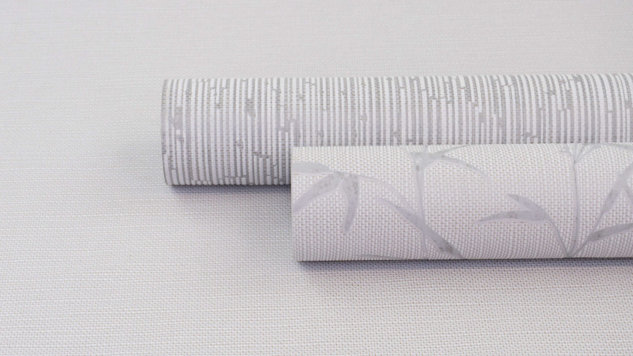 10-312621 Detailaufnahmen 2 Detailed image of Light grey non-woven wallpaper with a relief-like vertical texture for subtle accents