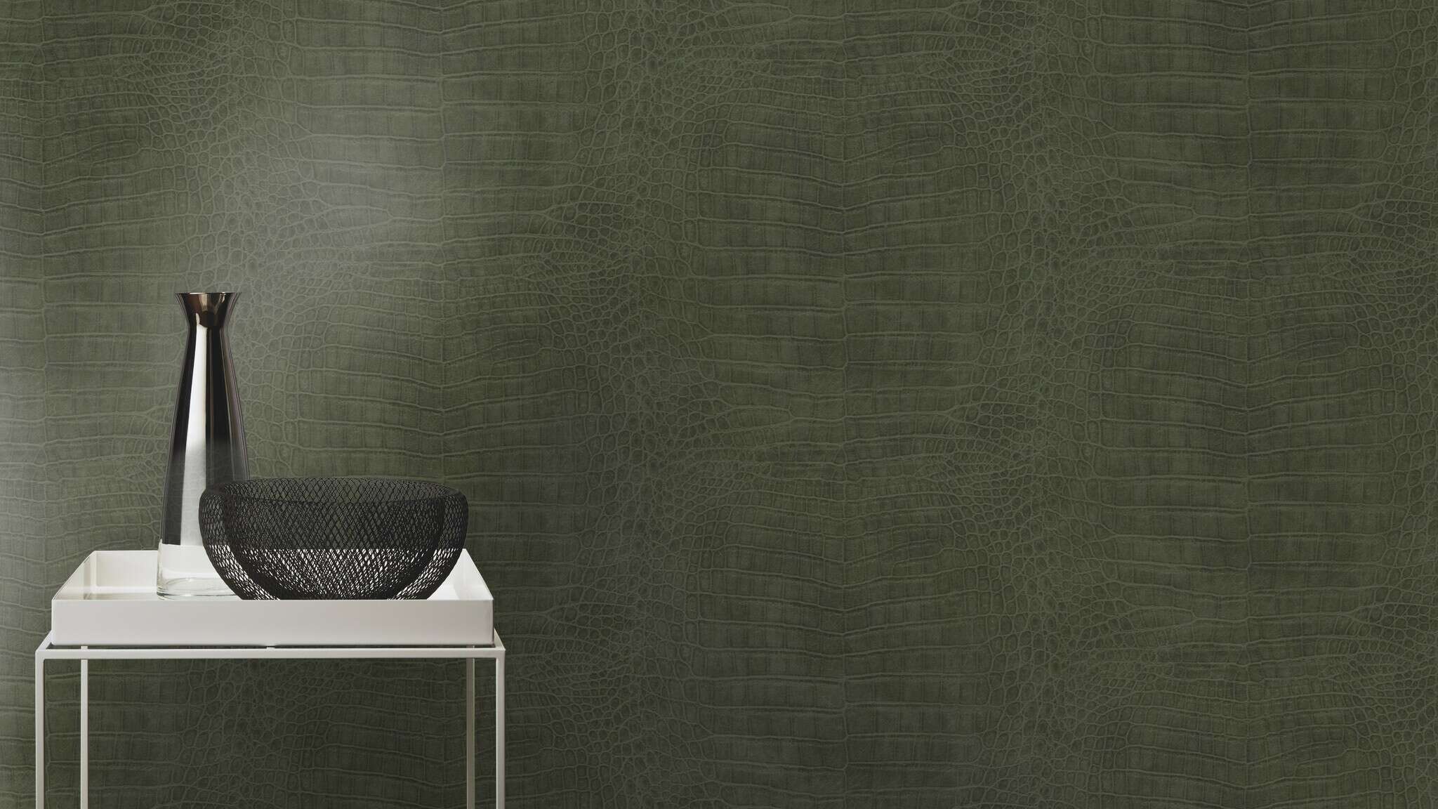 10-751352 Raumsituationen 1 Room with Wallpaper with crocodile leather look and metallic sheen