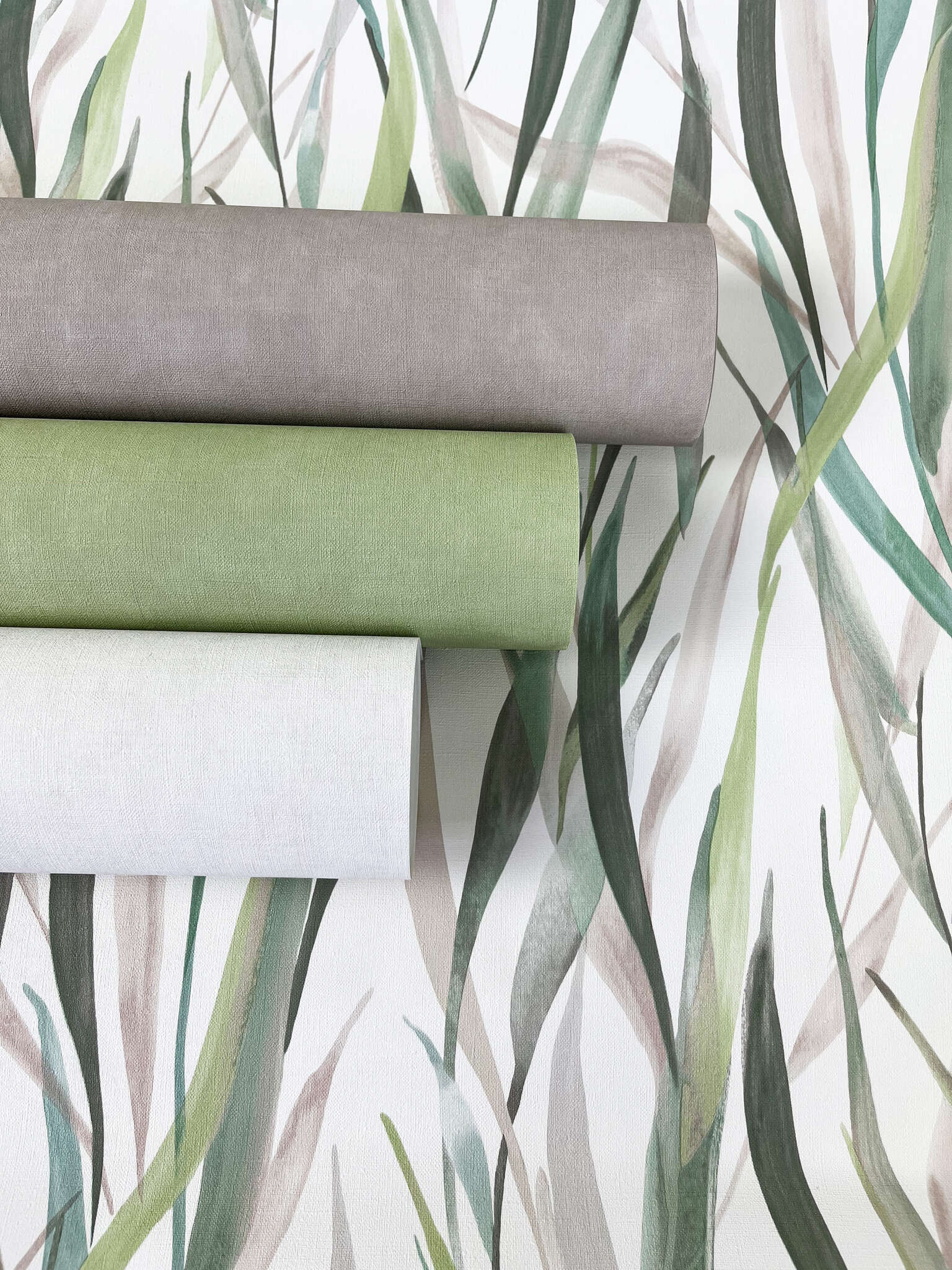 10-330007 Detailaufnahmen 3 Detailed image of Plain wallpaper in delicate ivory with a fine textile surface – subtle, light and friendly.