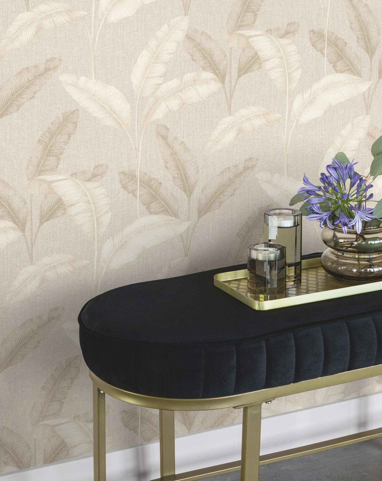 10-200331 Raumsituationen 3 Room with Friendly, light wallpaper with a tropical leaf design in tone-on-tone beige