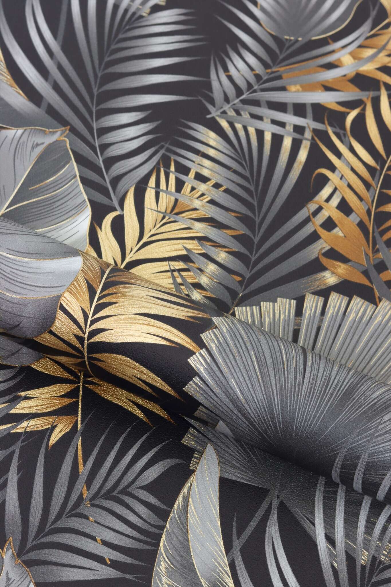 10-462043 Detailaufnahmen 3 Detailed image of Lush leaf motif with palm and monstera leaves in copper, bronze and grey on a black background